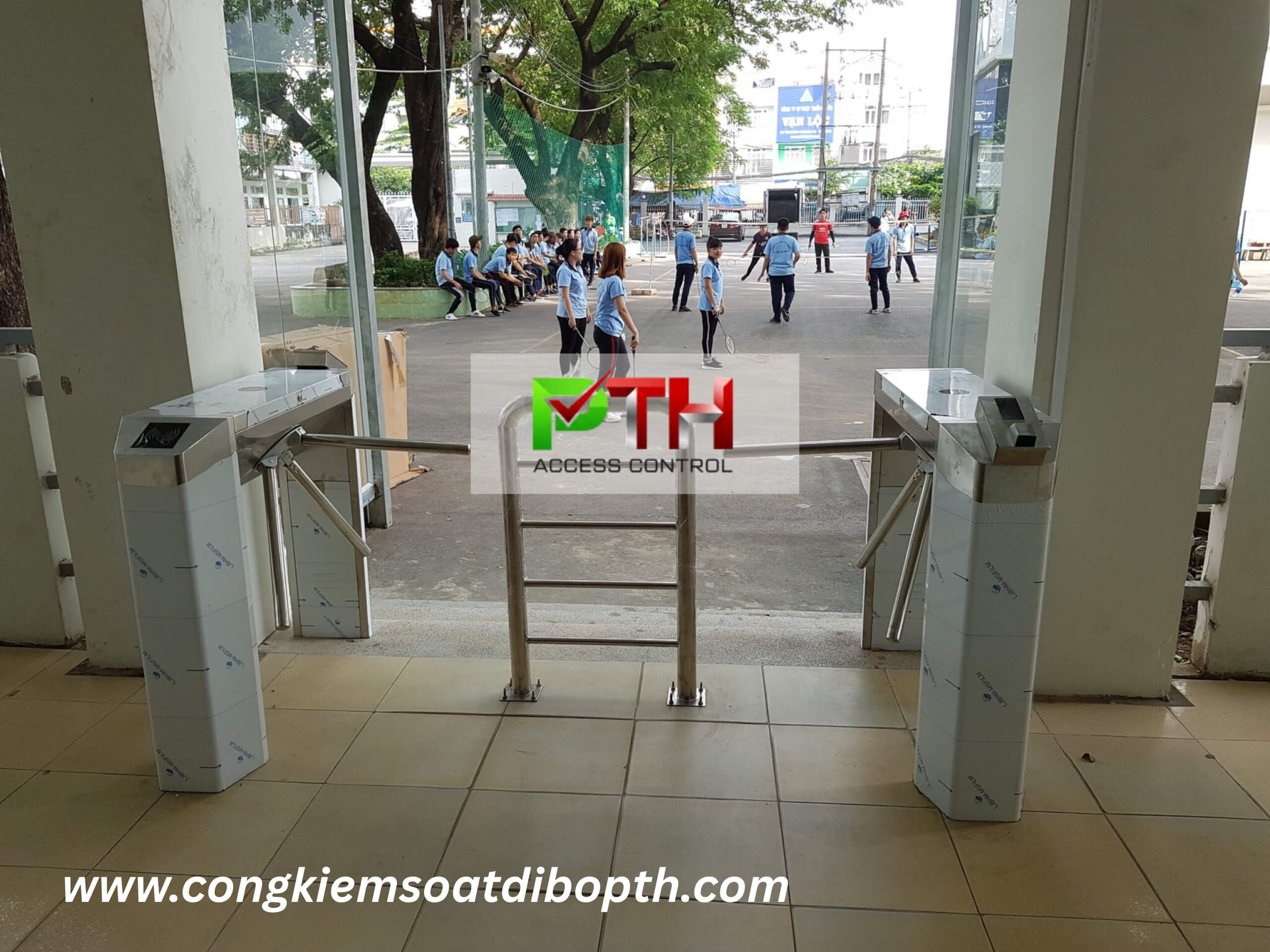 Hình 1: Công trình lắp cổng xoay tripod kiểm soát ra vào tại Trường Đại học Công Thương 