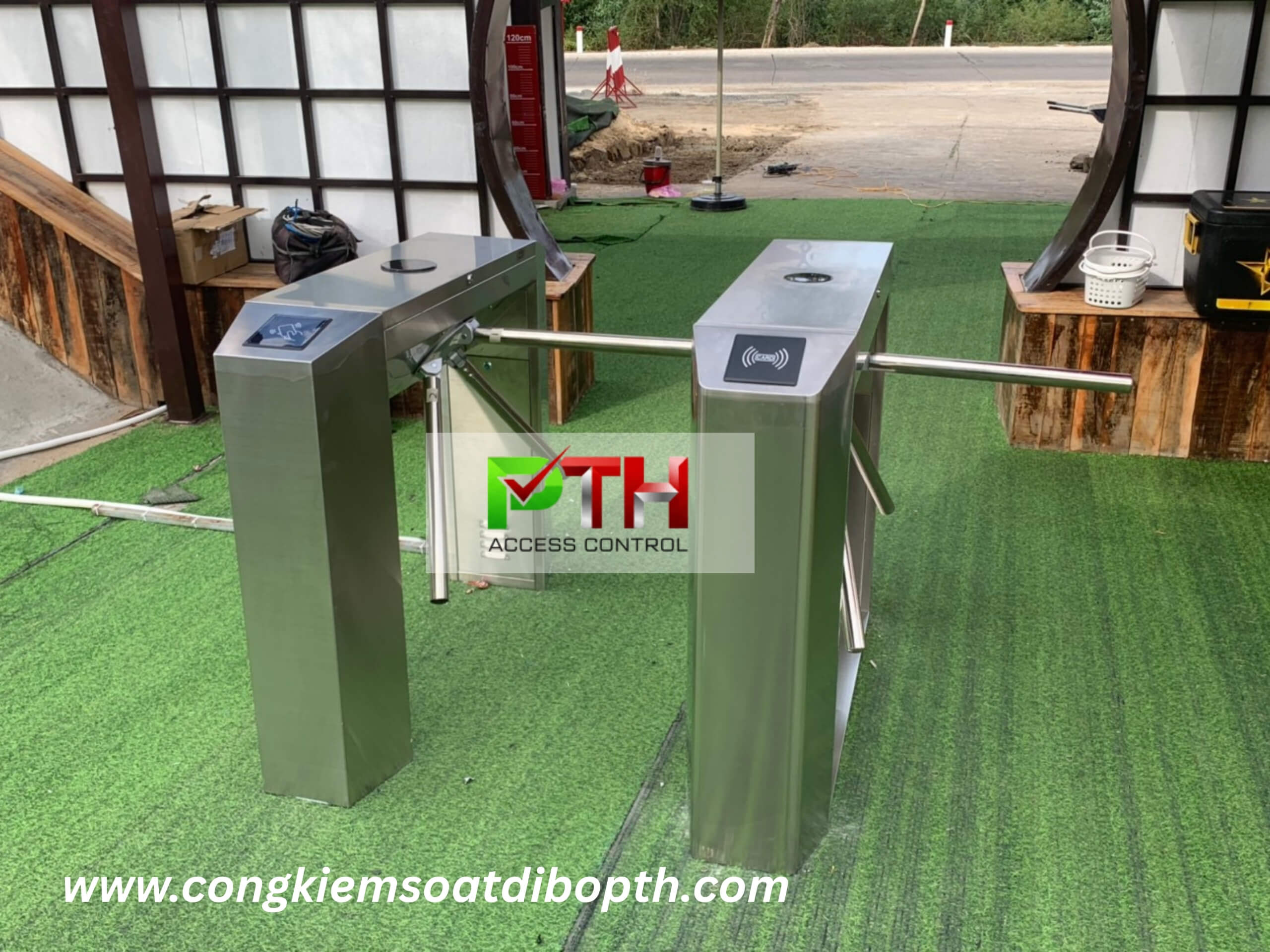 Hình 1: Công trình lắp cổng xoay 3 chấu tại khu du lịch Canary Garden Phú Yên
