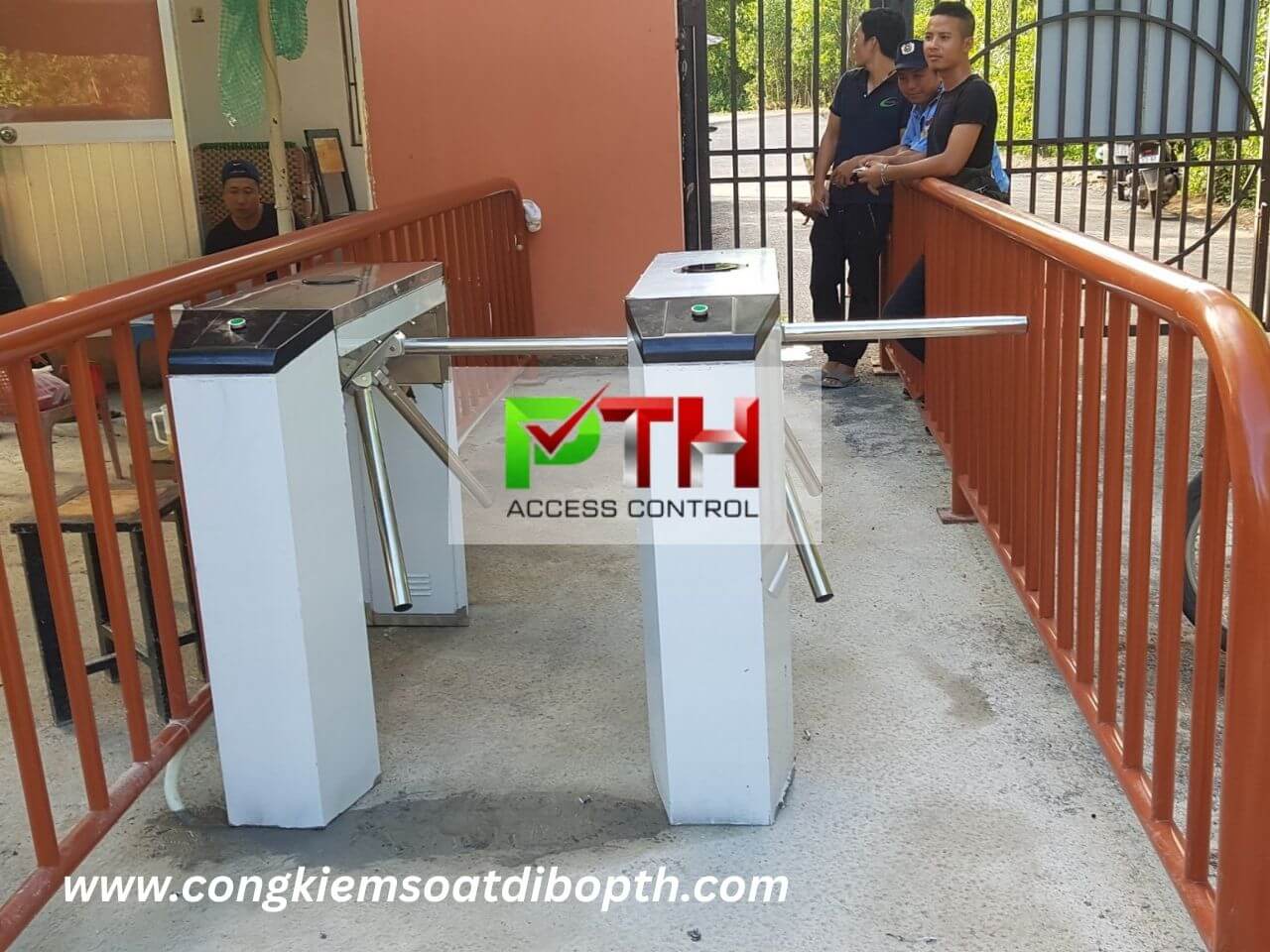 Hình 1: Công trình lắp cổng xoay 3 chấu tại Khu du lịch sinh thái Thác Bà