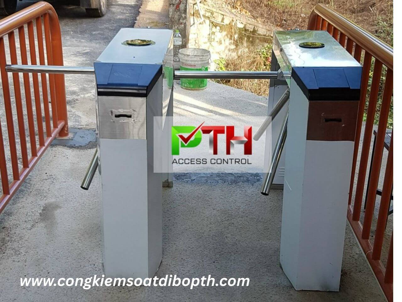 Hình 2: Công trình lắp cổng xoay 3 chấu tại Khu du lịch sinh thái Thác Bà