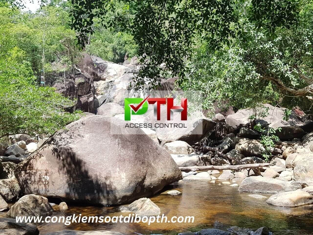 Hình 3: Công trình lắp cổng xoay 3 chấu tại Khu du lịch sinh thái Thác Bà