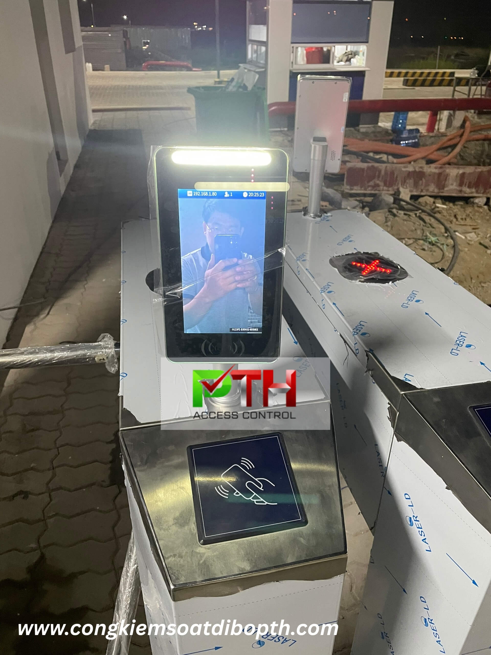 Hình 2: Công trình lắp cổng xoay 3 càng kết hợp nhận diện khuôn mặt tại Vũng Tàu