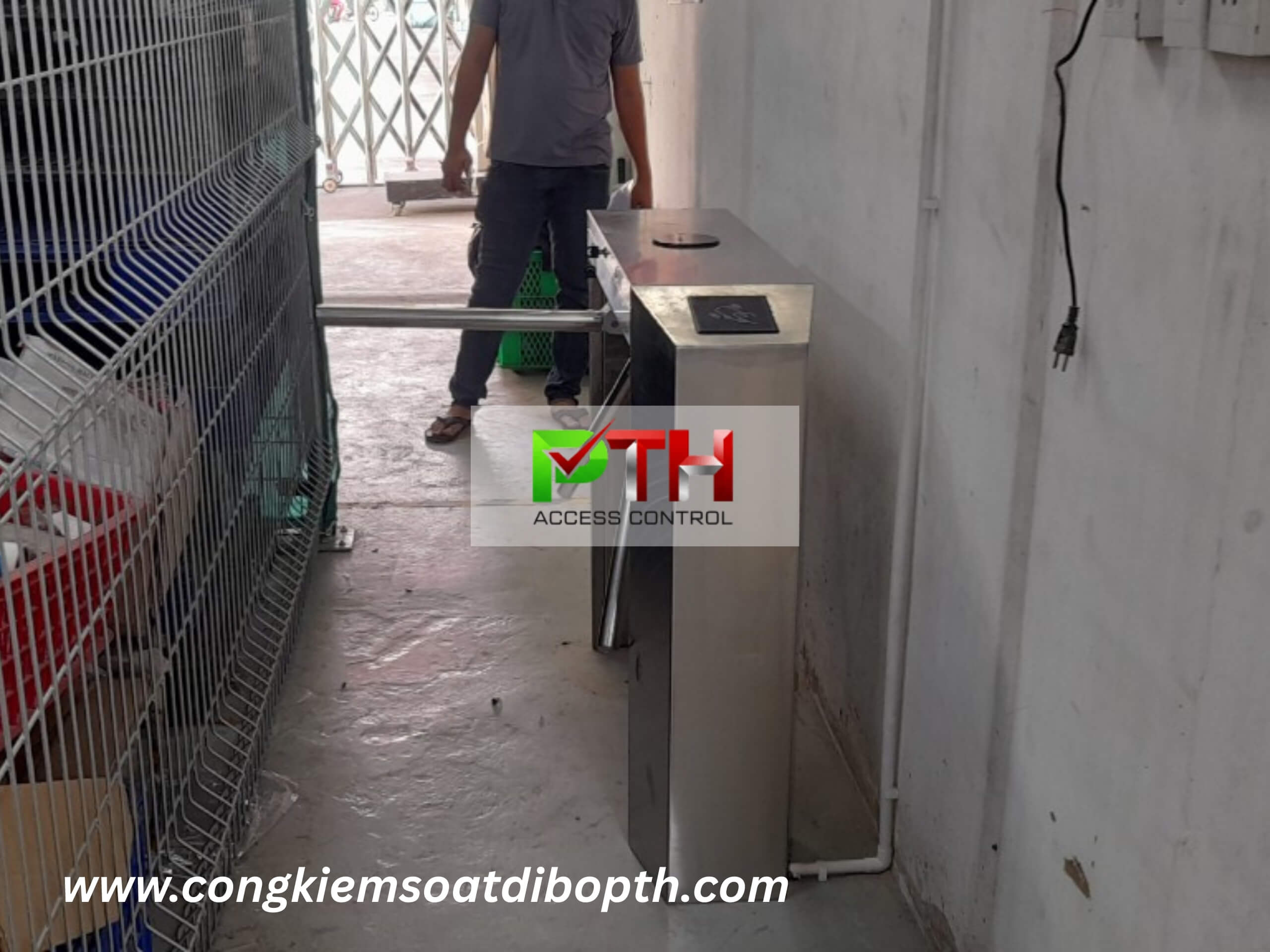 Hình 1: Công trình lắp cổng xoay 3 càng kiểm soát lối đi bộ cho công ty TekCo 