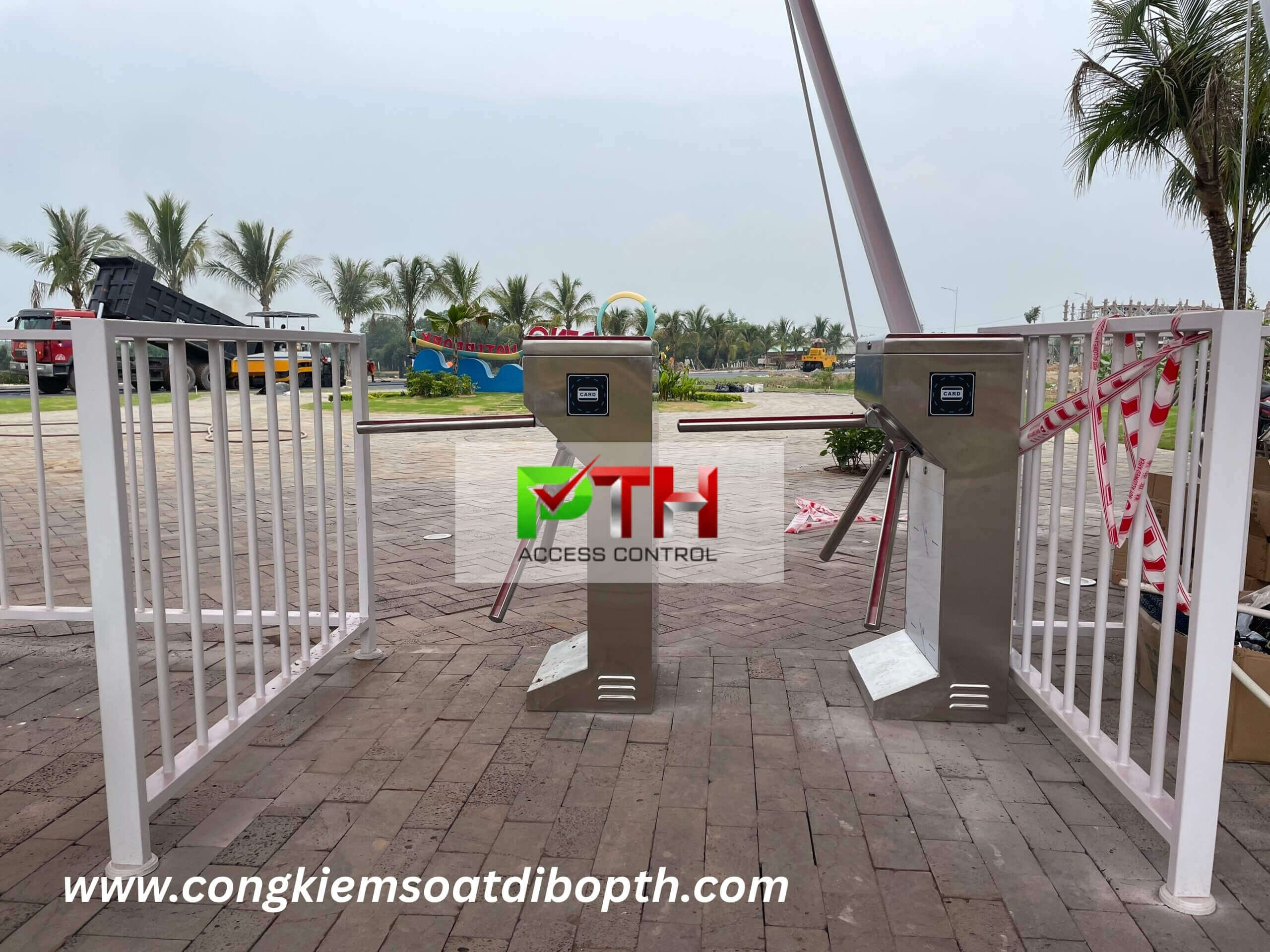 Hình 1: Công trình lắp cổng xoay 3 càng tại Khu nghỉ dưỡng West Lakes Golf &amp; Villas Long An