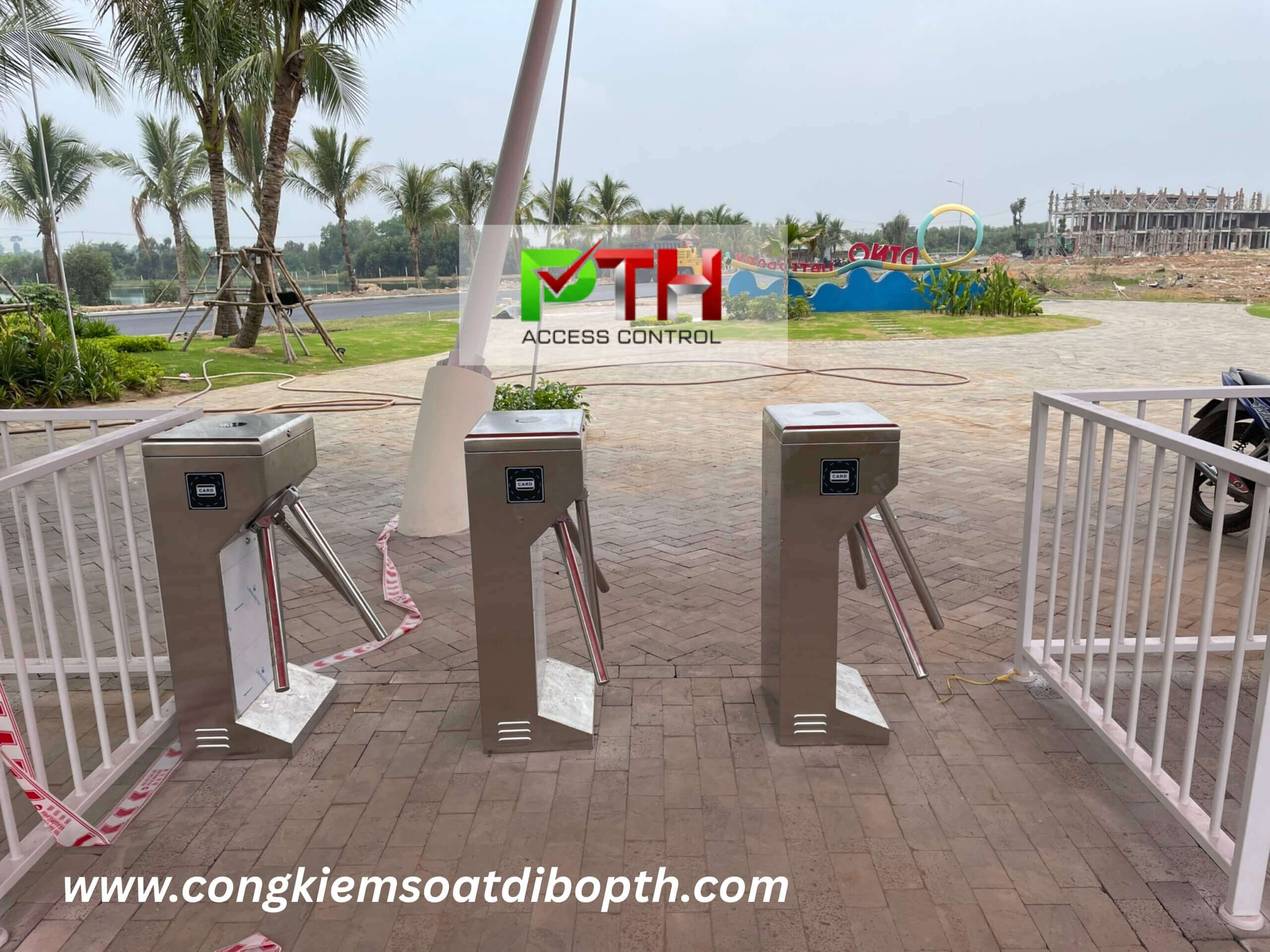 Hình 2: Công trình lắp cổng xoay 3 càng tại Khu nghỉ dưỡng West Lakes Golf &amp; Villas Long An