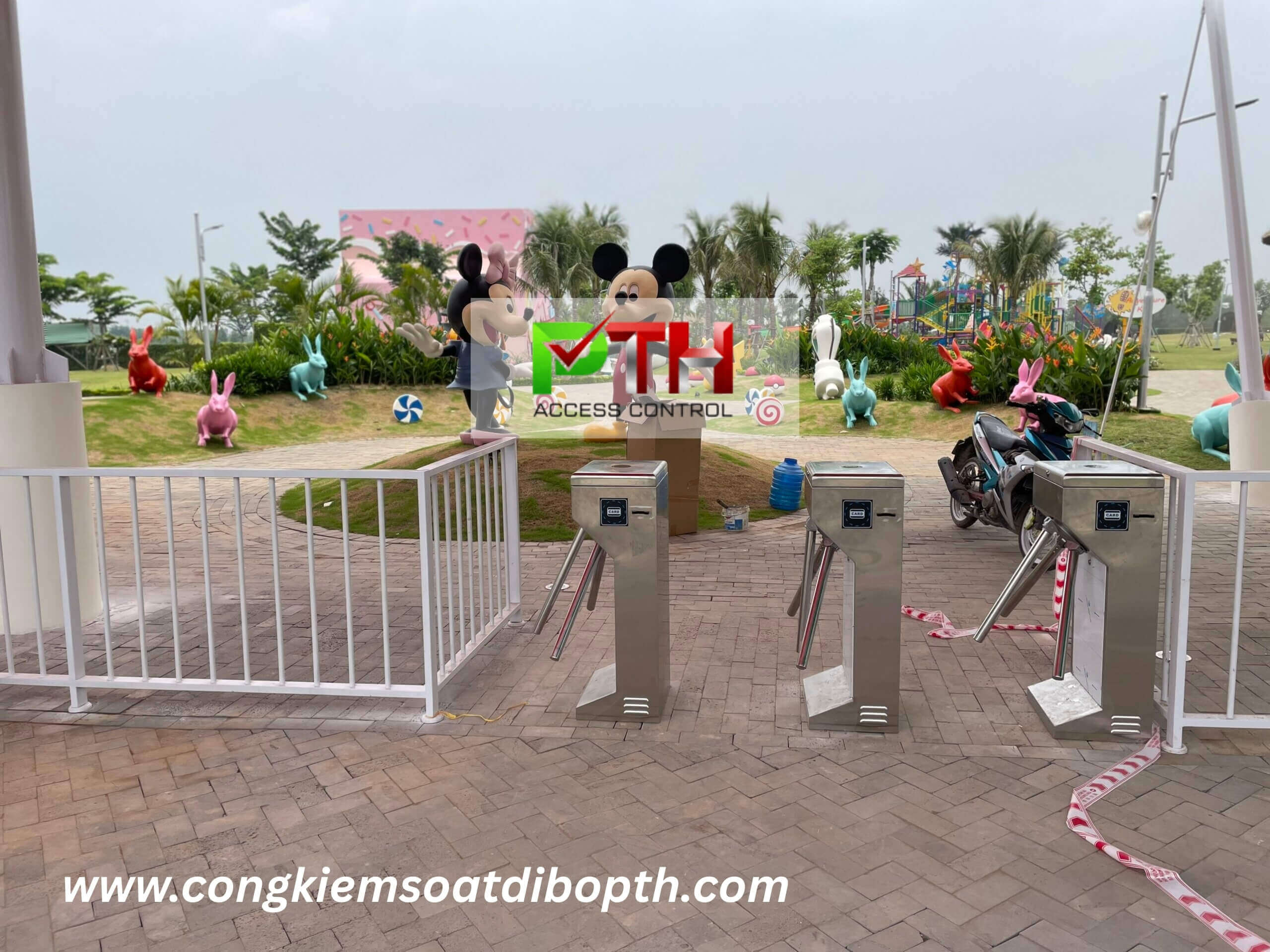Hình 3: Công trình lắp cổng xoay 3 càng tại Khu nghỉ dưỡng West Lakes Golf &amp; Villas Long An