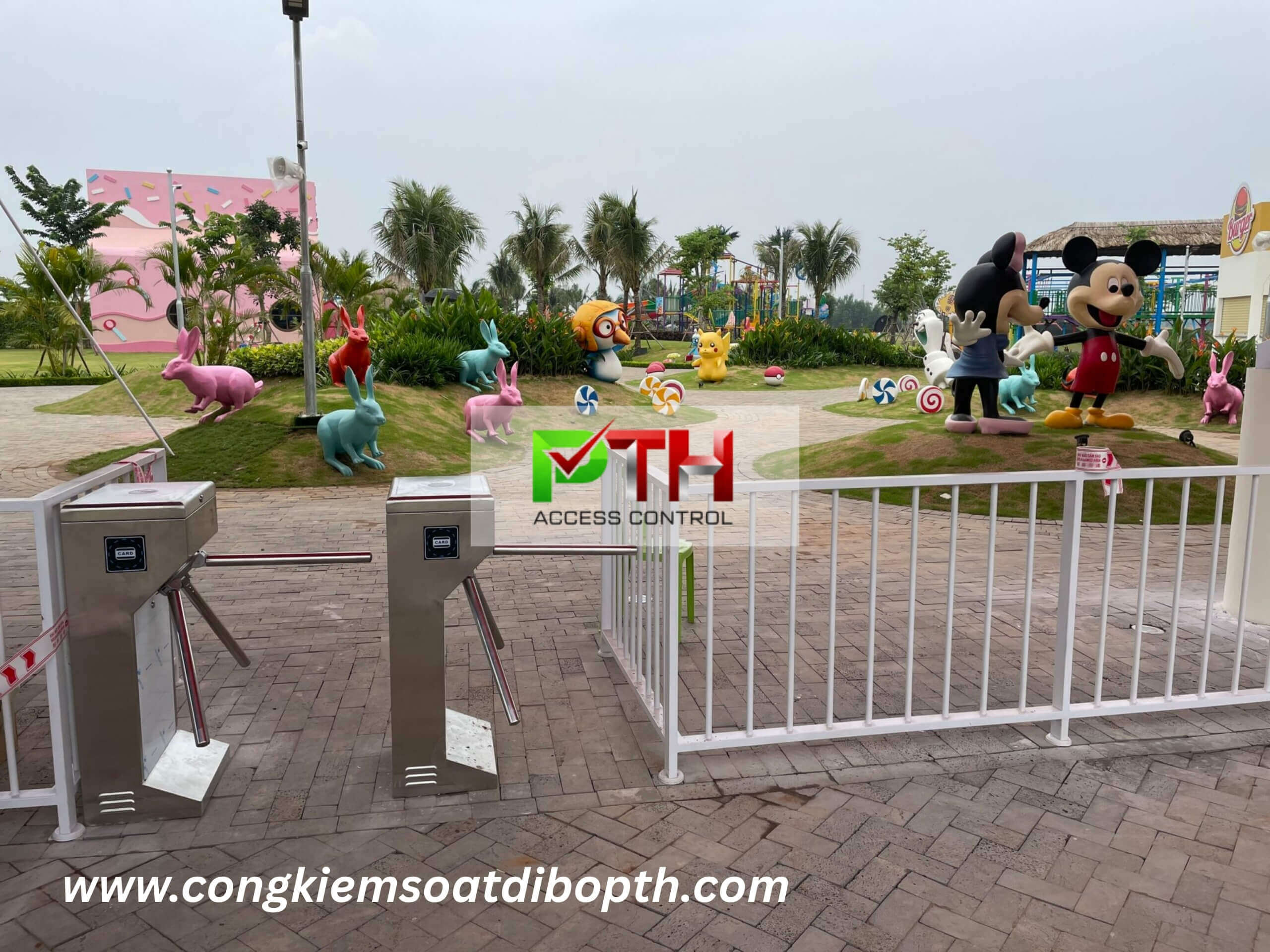 Hình 6: Công trình lắp cổng xoay 3 càng tại Khu nghỉ dưỡng West Lakes Golf &amp; Villas Long An