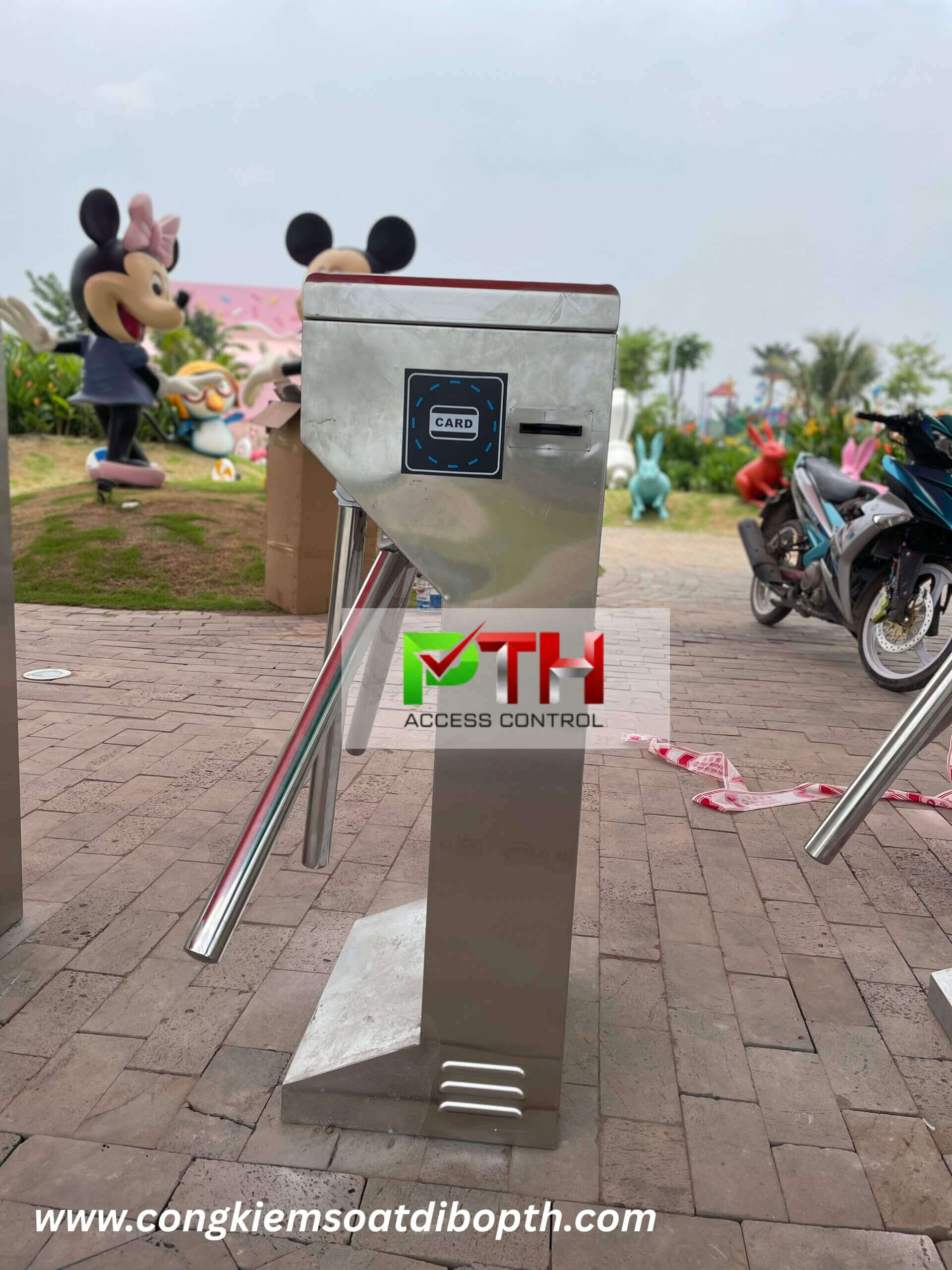 Hình 5: Công trình lắp cổng xoay 3 càng tại Khu nghỉ dưỡng West Lakes Golf &amp; Villas Long An