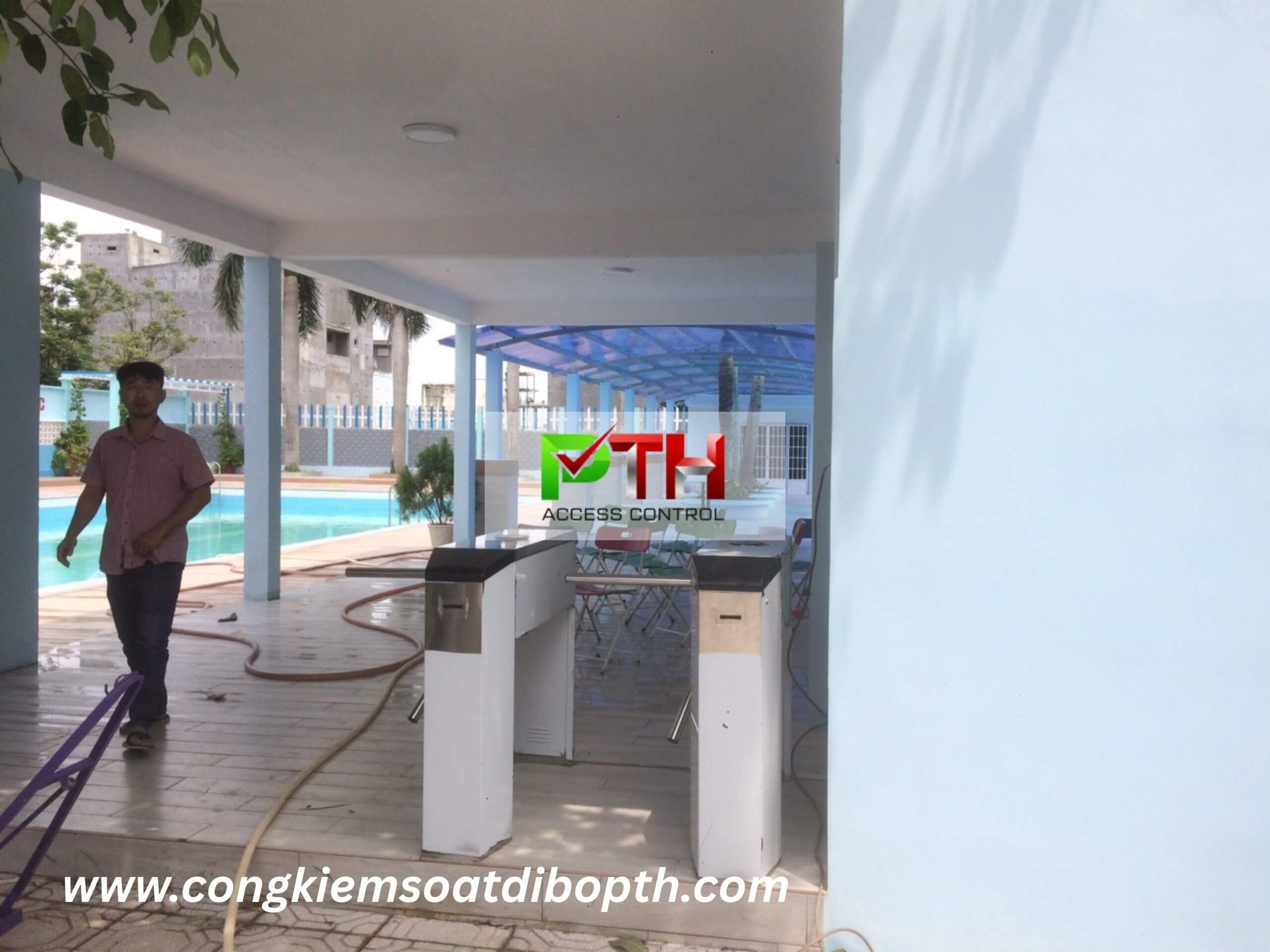 Hình 2: Công trình lắp cổng xoay 3 chấu kiểm soát vé hồ bơi tại Đồng Nai
