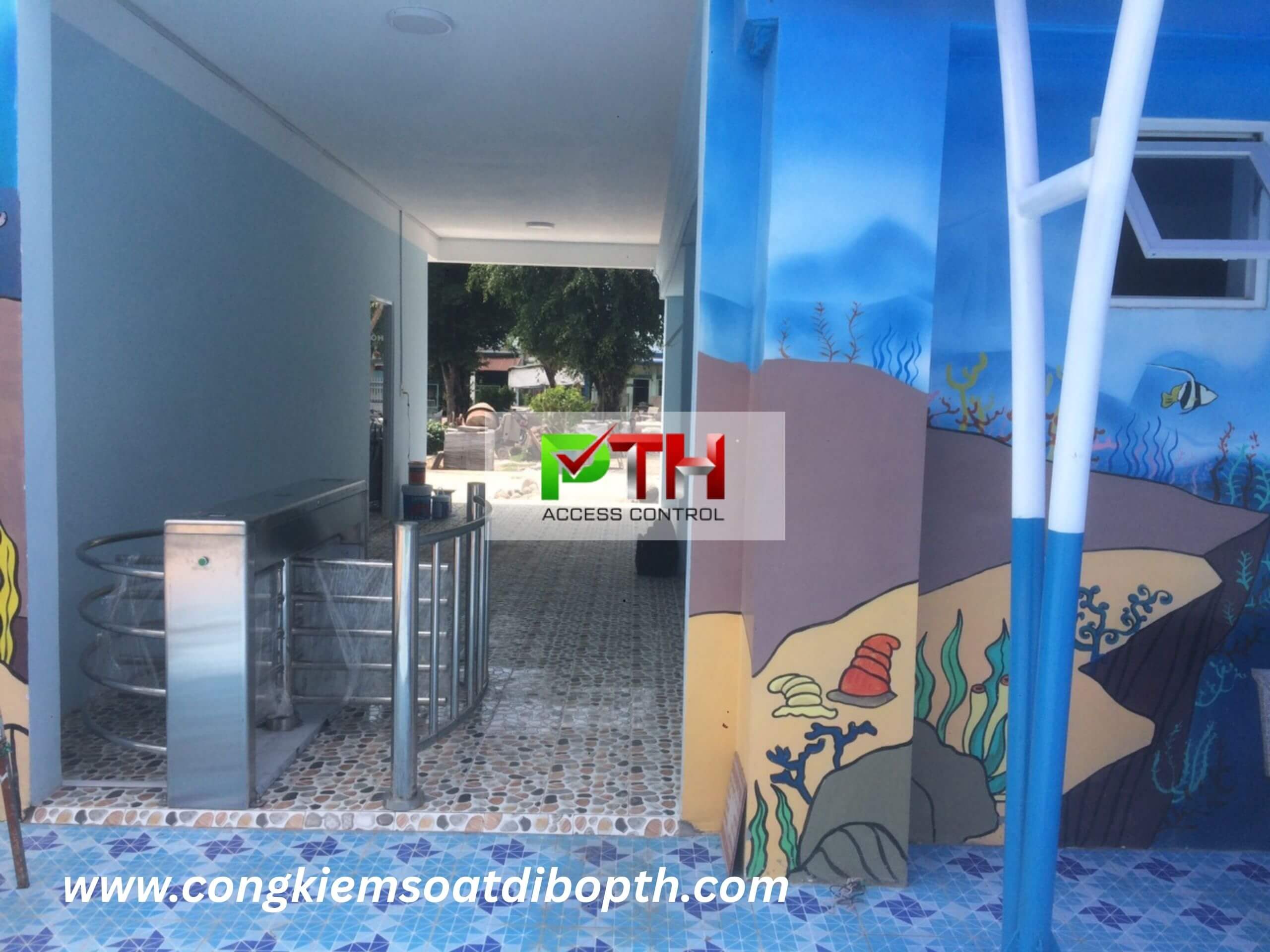 Hình 4: Công trình lắp cổng xoay 3 chấu kiểm soát vé hồ bơi tại Đồng Nai