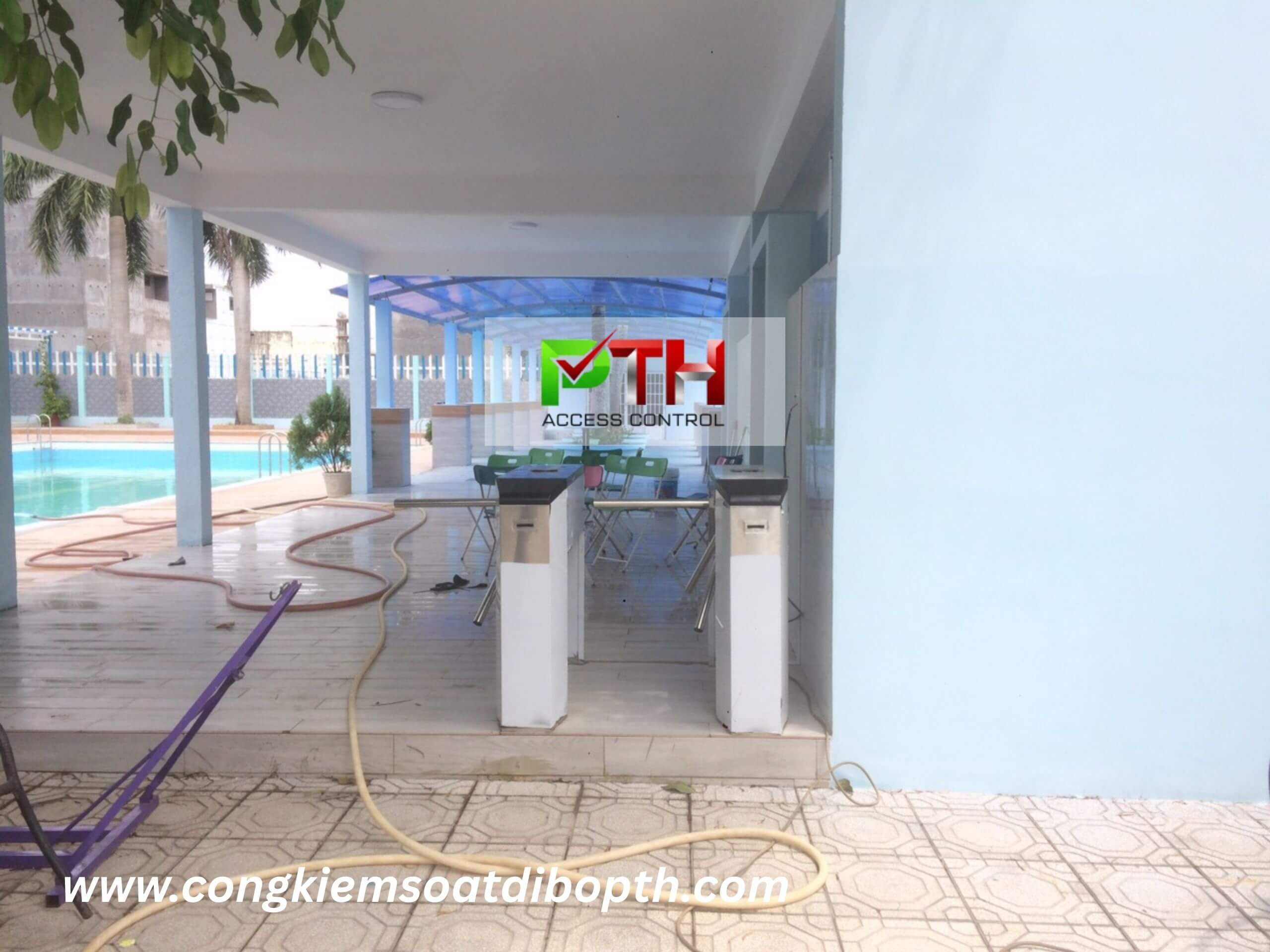 Hình 5: Công trình lắp cổng xoay 3 chấu kiểm soát vé hồ bơi tại Đồng Nai