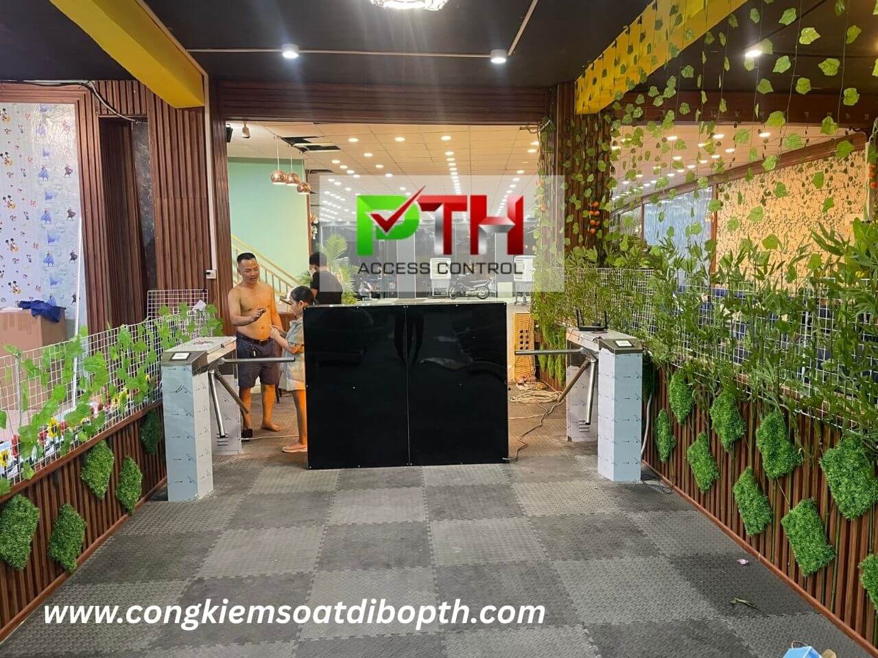 Hình 6: Công trình lắp cổng xoay 3 càng kiểm soát vé phòng Gym tại Campuchia