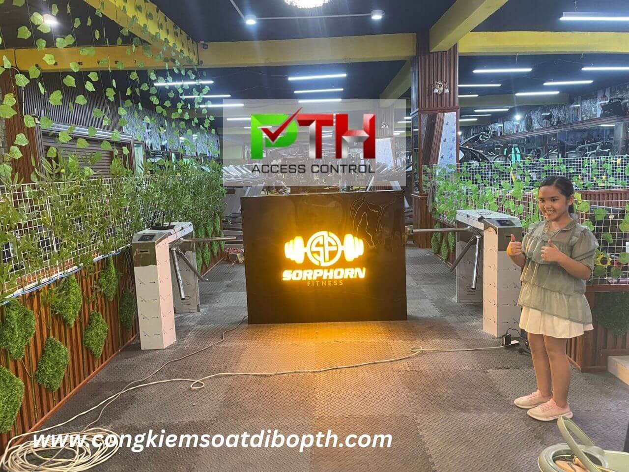 lap cong xoay 3 chau kiem soat ve phong gym tai campuchia