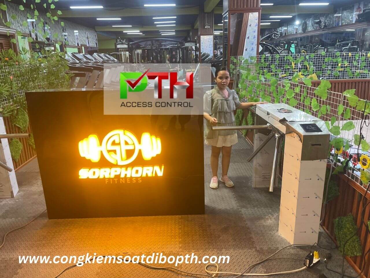 Hình 1: Công trình lắp cổng xoay 3 càng kiểm soát vé phòng Gym tại Campuchia