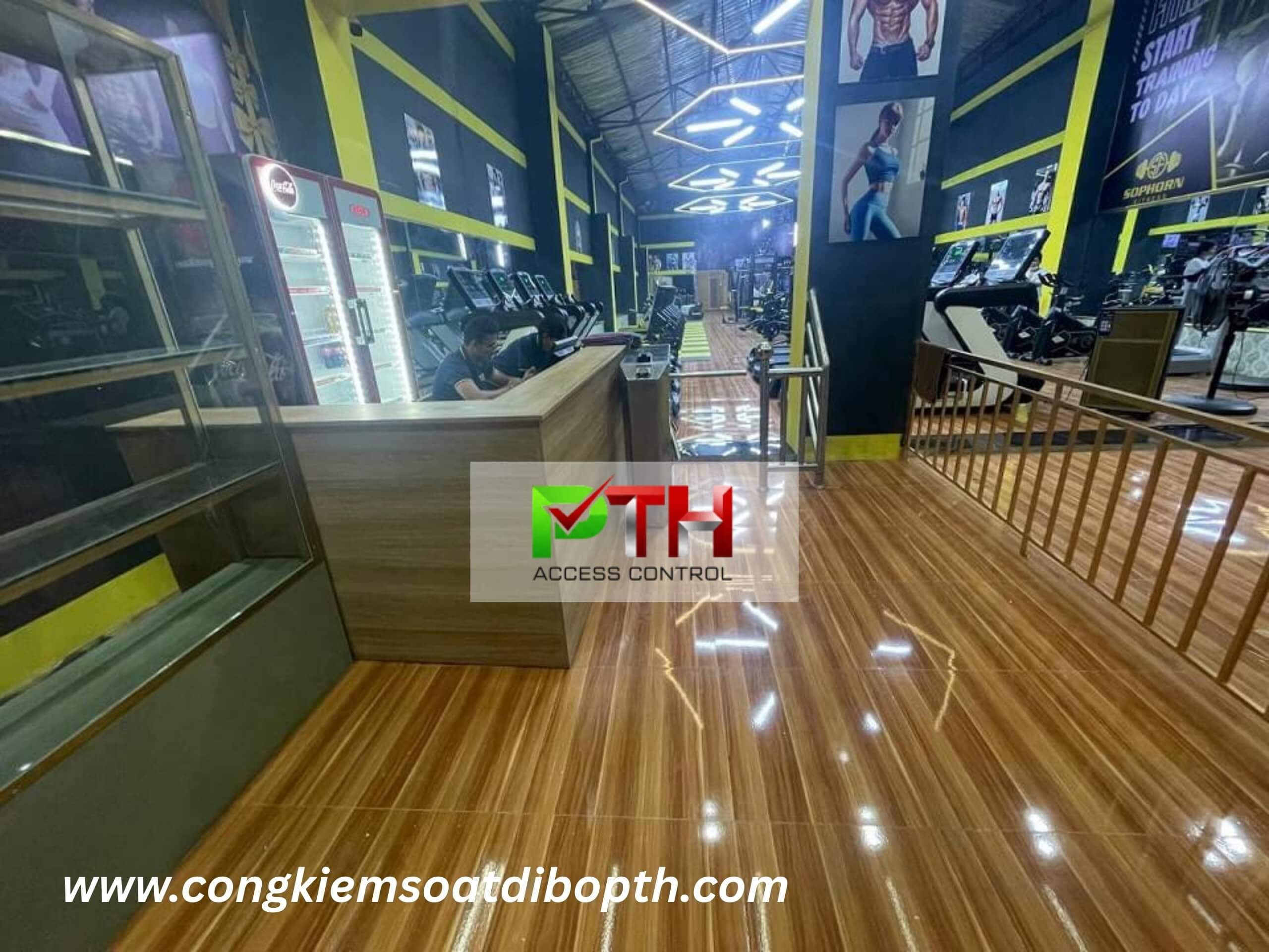 Hình 1: Công trình lắp cổng xoay tripod kết hợp máy chấm công cho phòng Gym tại Campuchia Hình 1: Công trình lắp cổng xoay tripod kết hợp máy chấm công cho phòng Gym tại Campuchia