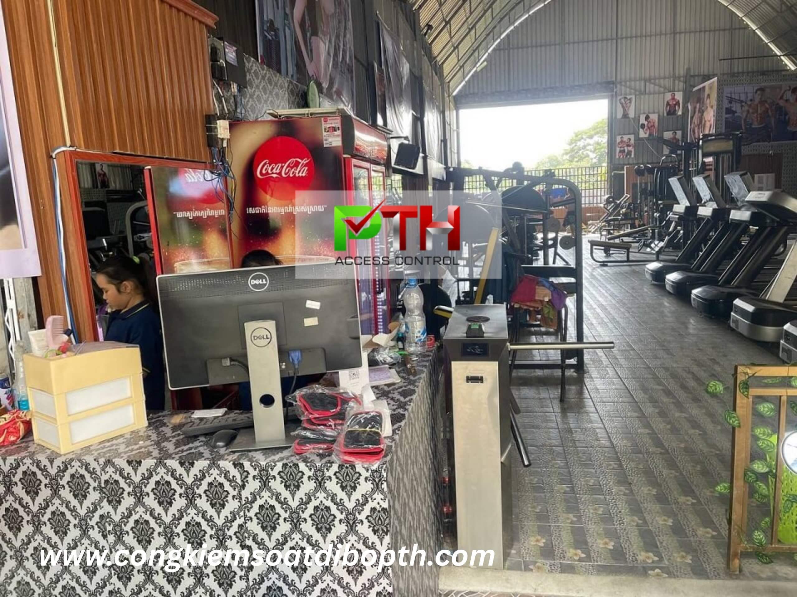 Hình 3: Công trình lắp cổng xoay tripod kết hợp máy chấm công cho phòng Gym tại Campuchia Hình 3: Công trình lắp cổng xoay tripod kết hợp máy chấm công cho phòng Gym tại Campuchia