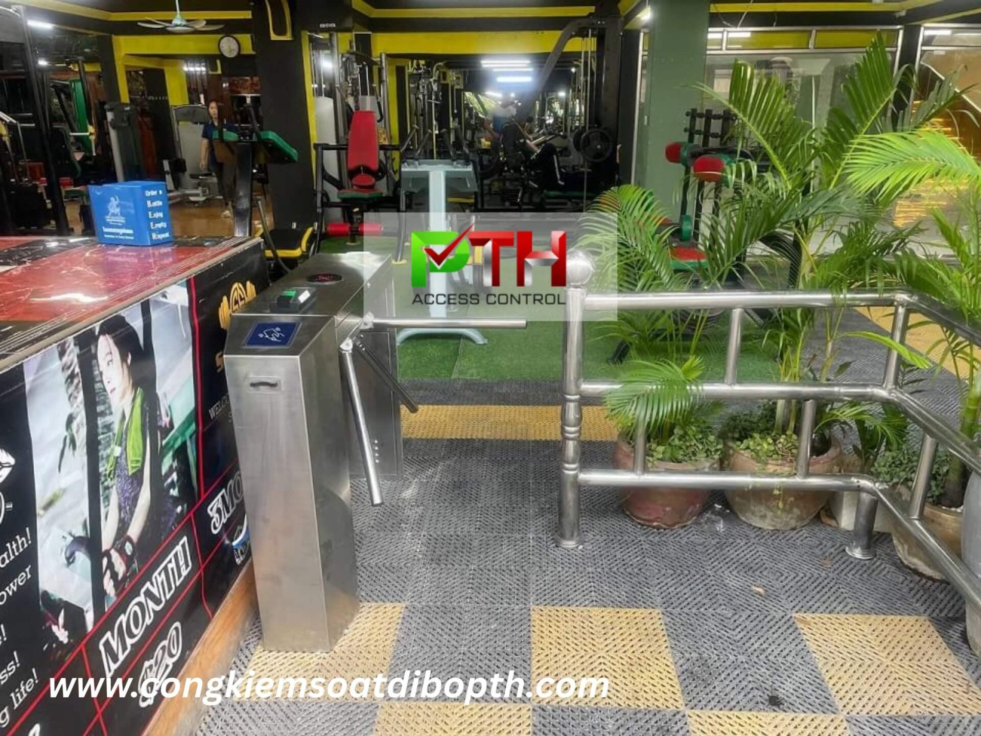 Hình 4: Công trình lắp cổng xoay tripod kết hợp máy chấm công cho phòng Gym tại Campuchia Hình 4: Công trình lắp cổng xoay tripod kết hợp máy chấm công cho phòng Gym tại Campuchia