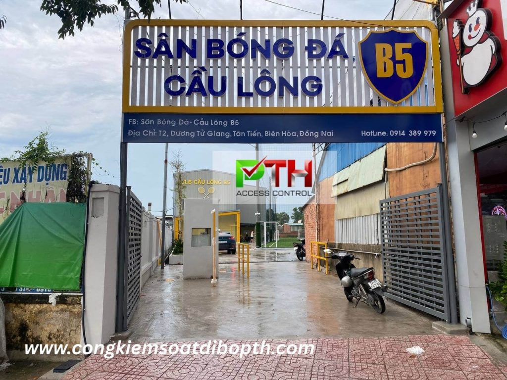 lap dat tu giu xe thong minh tai san bong da cau long b5