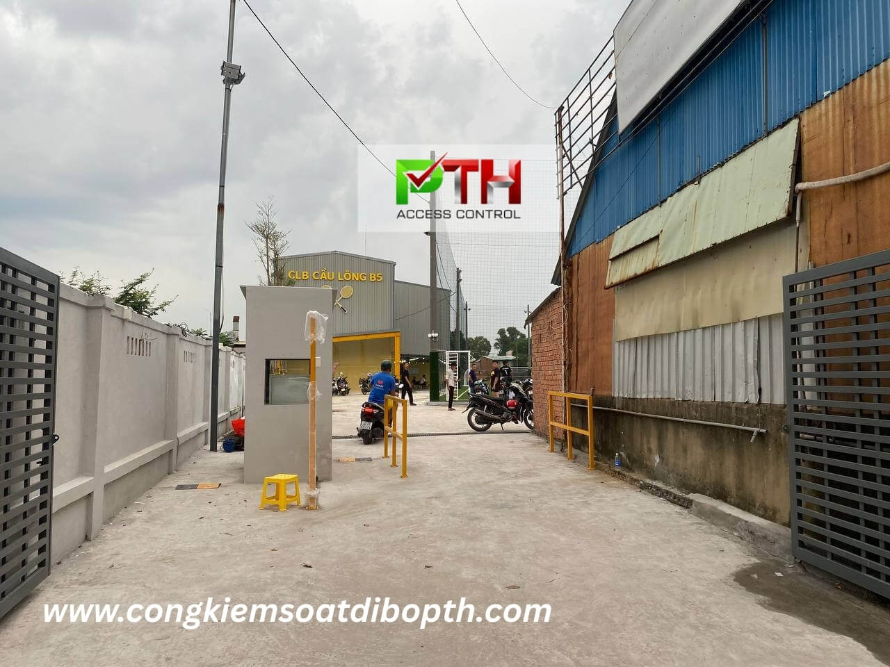 lap dat tu giu xe thong minh tai san bong da cau long b5