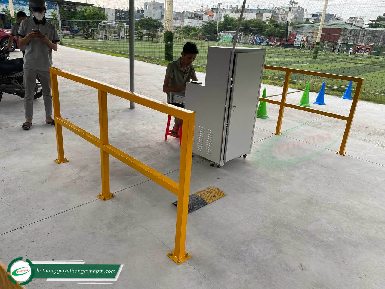 Máy giữ xe 2 làn cho sân banh