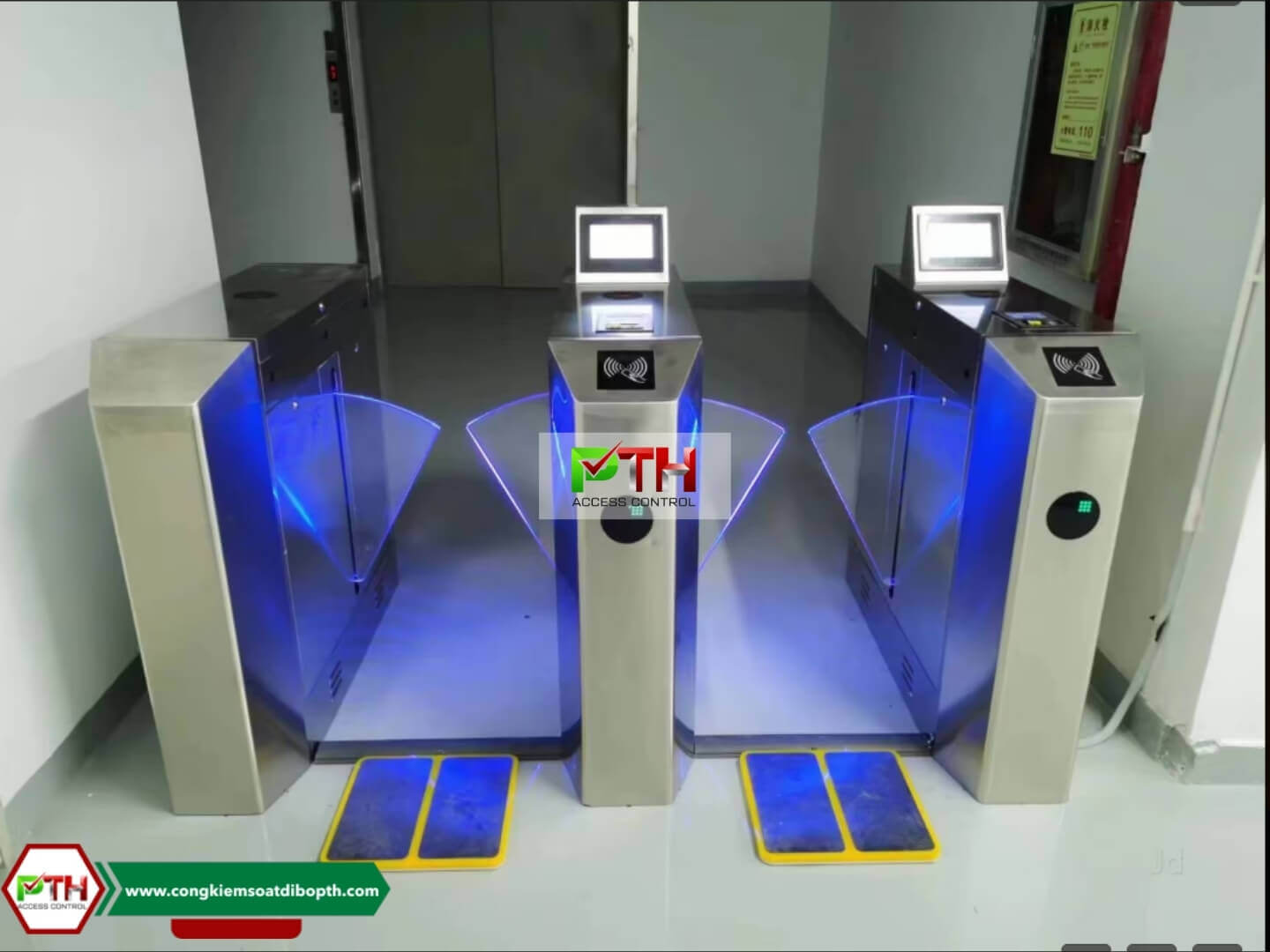 Hệ thống cổng flap barrier tích hợp máy đo ESD của PTH Access Control tại một nhà máy điện tử