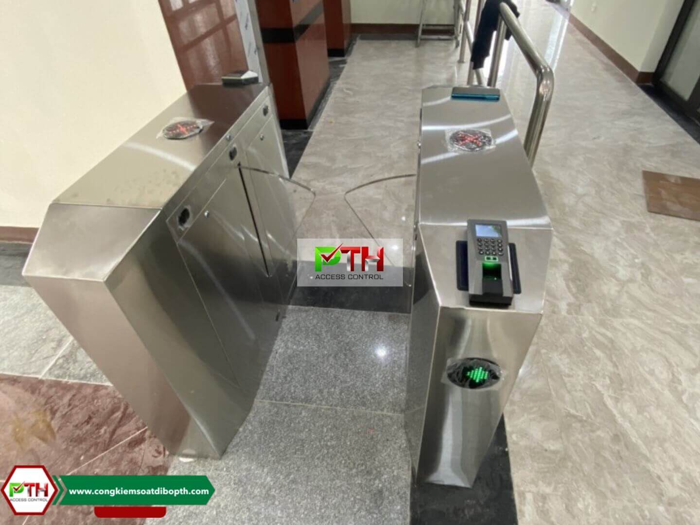 Cổng flap barrier kiểm soát vé ra vào bằng vân tay