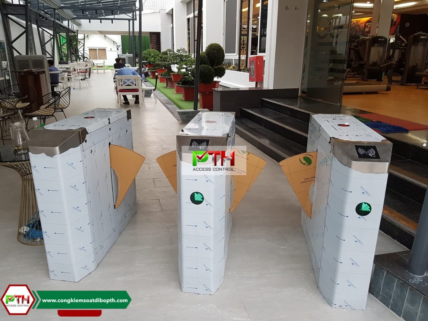 Cổng flap barrier kiểm soát vé phòng gym