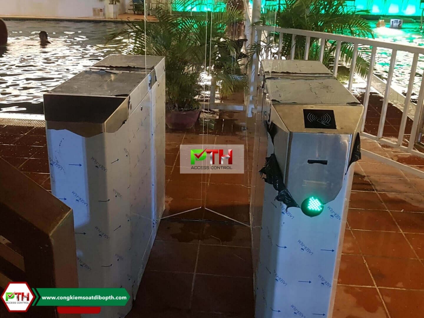 Cổng flap barrier kiểm soát an ninh hồ bơi