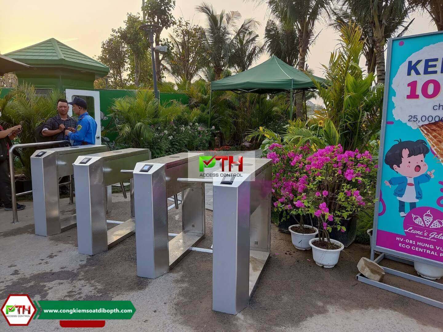 Cổng xoay 3 càng kiểm soát vé bằng mã QR Code