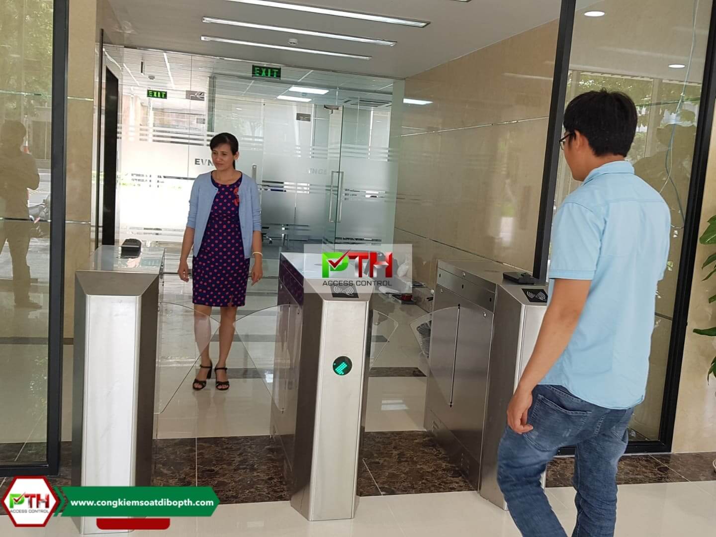 Cổng flap barrier kiểm soát vé tự động