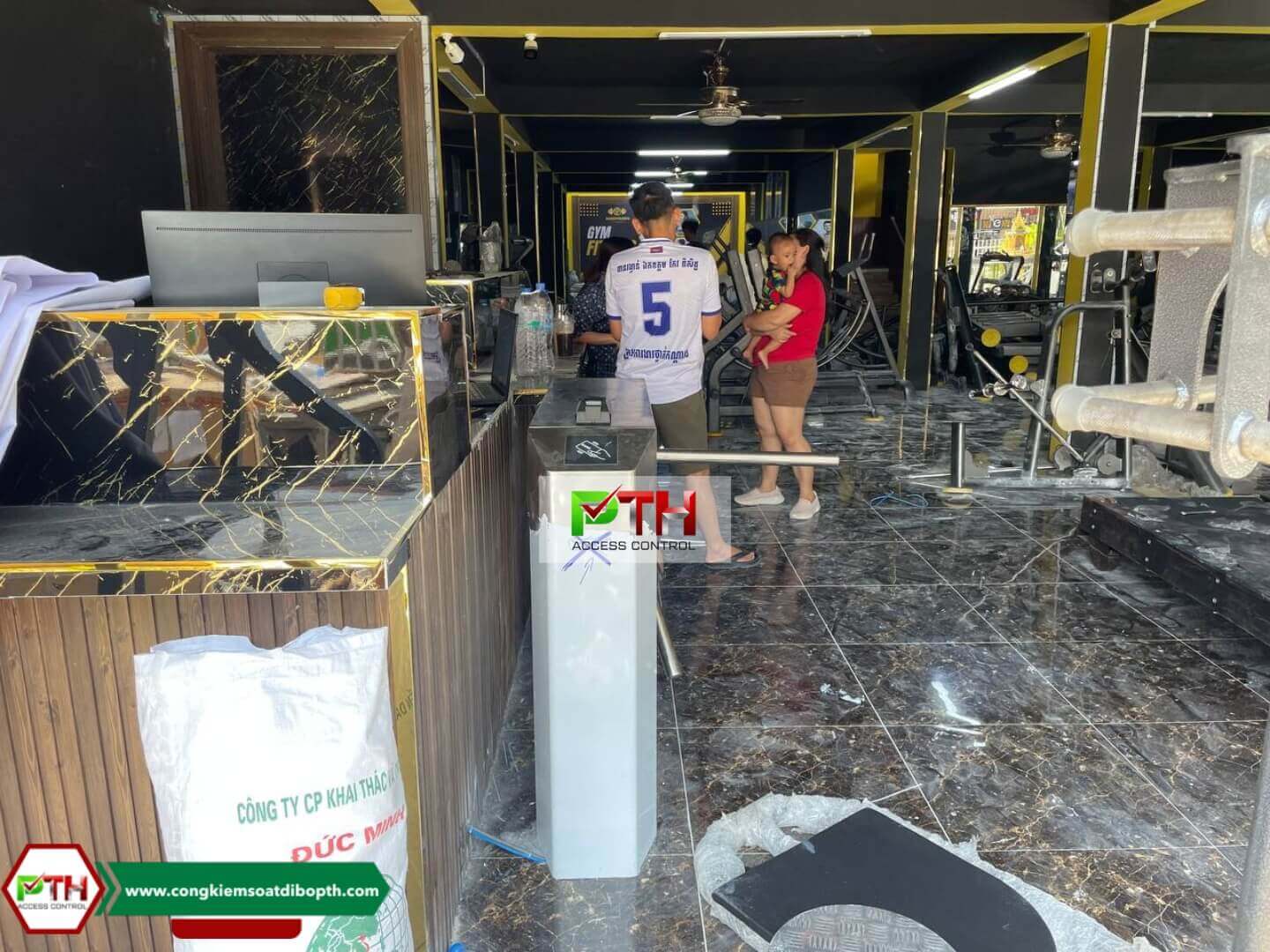 Cổng xoay 3 càng kiểm soát vé phòng gym bằng vân tay
