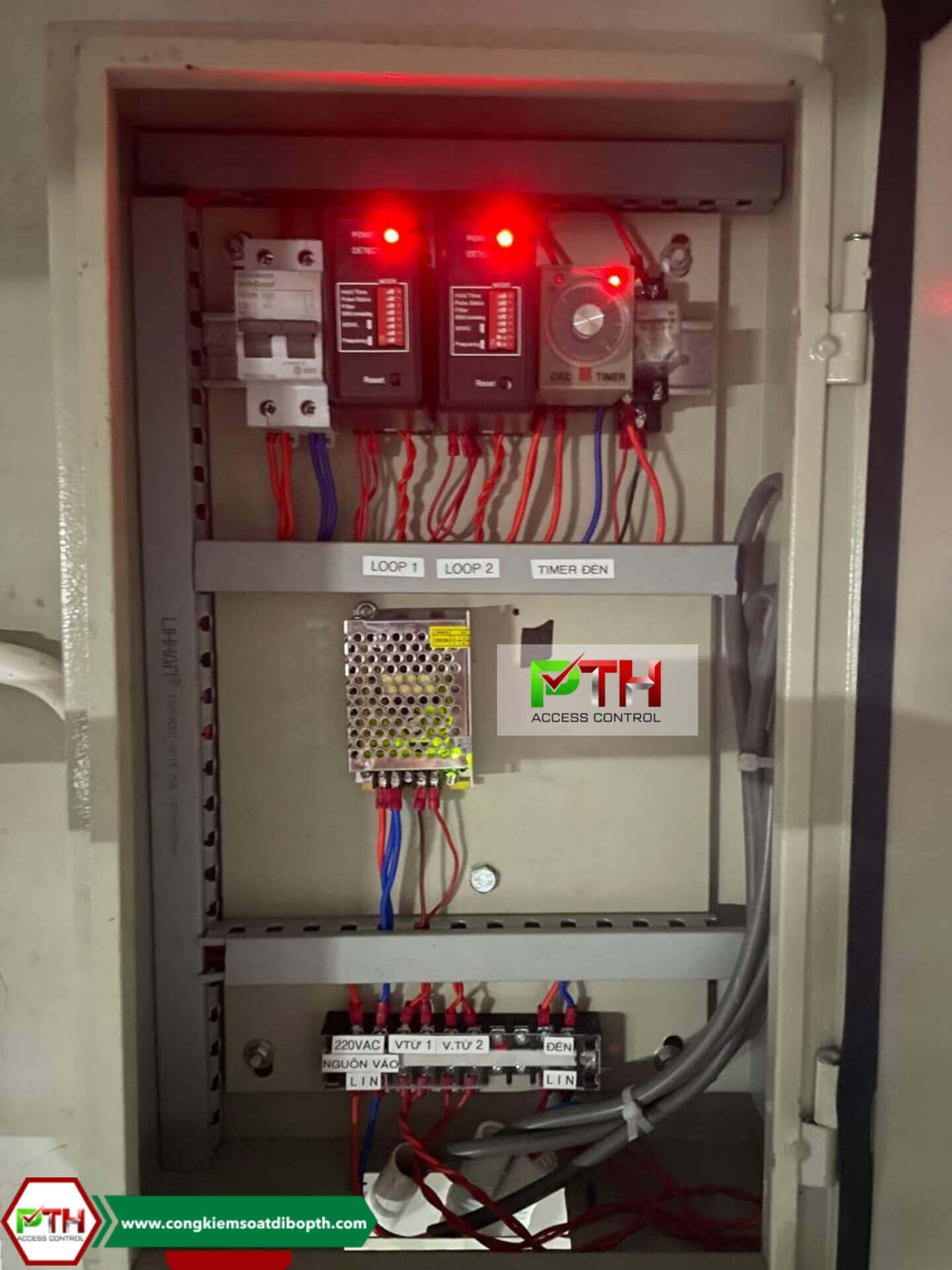 Đấu nối dây, lắp đặt các thiết bị vào tủ điều khiển