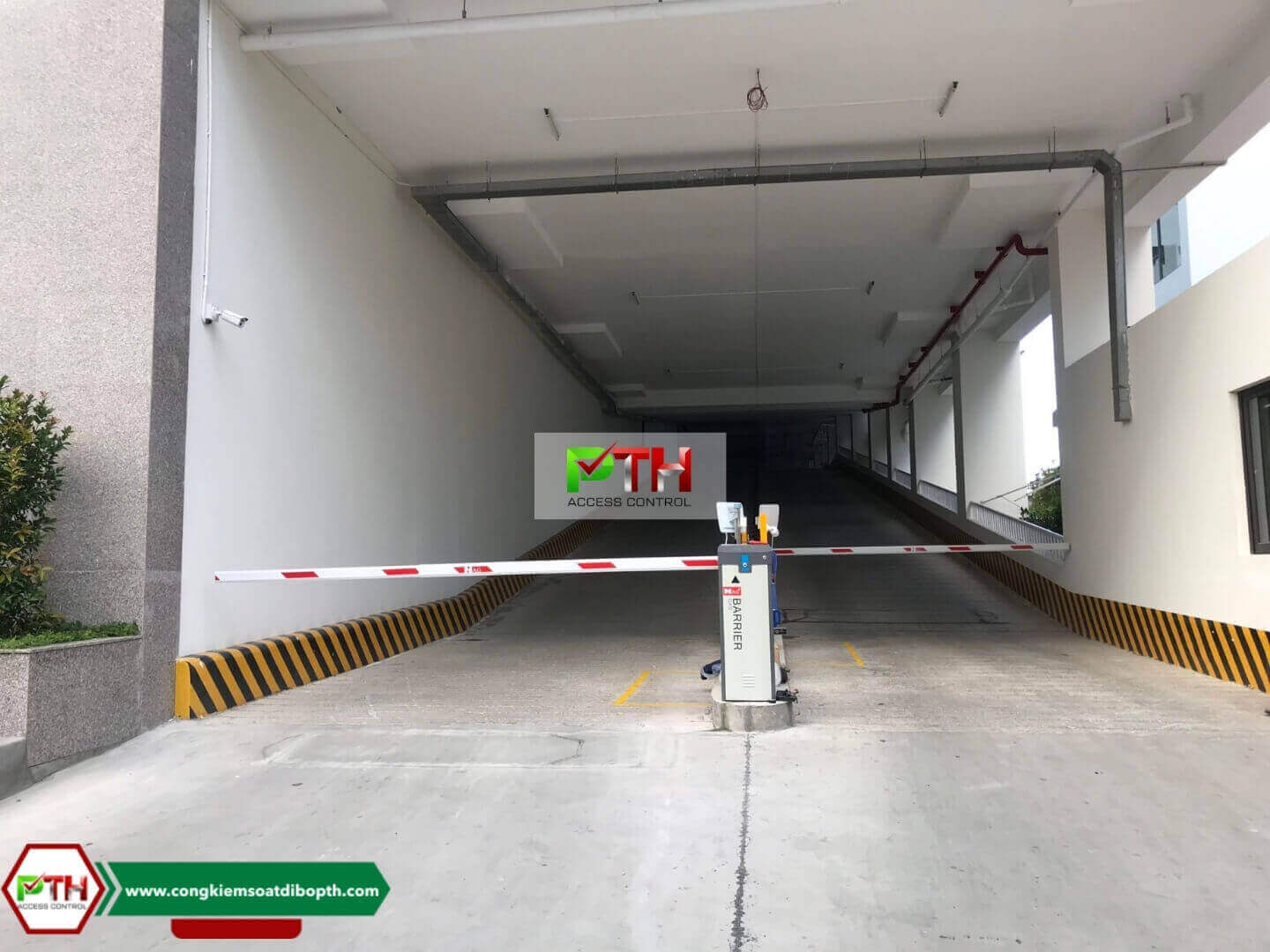 Hệ thống giữ xe bằng đầu đọc thẻ tầm xa UHF