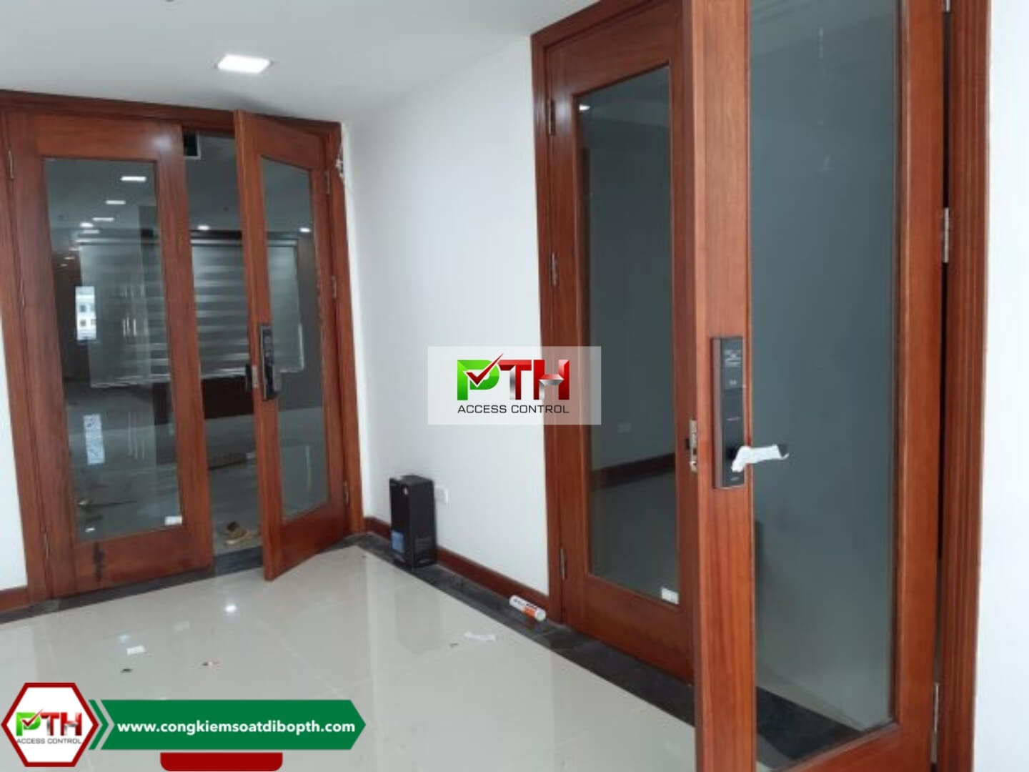 Cửa kiểm soát ra vào