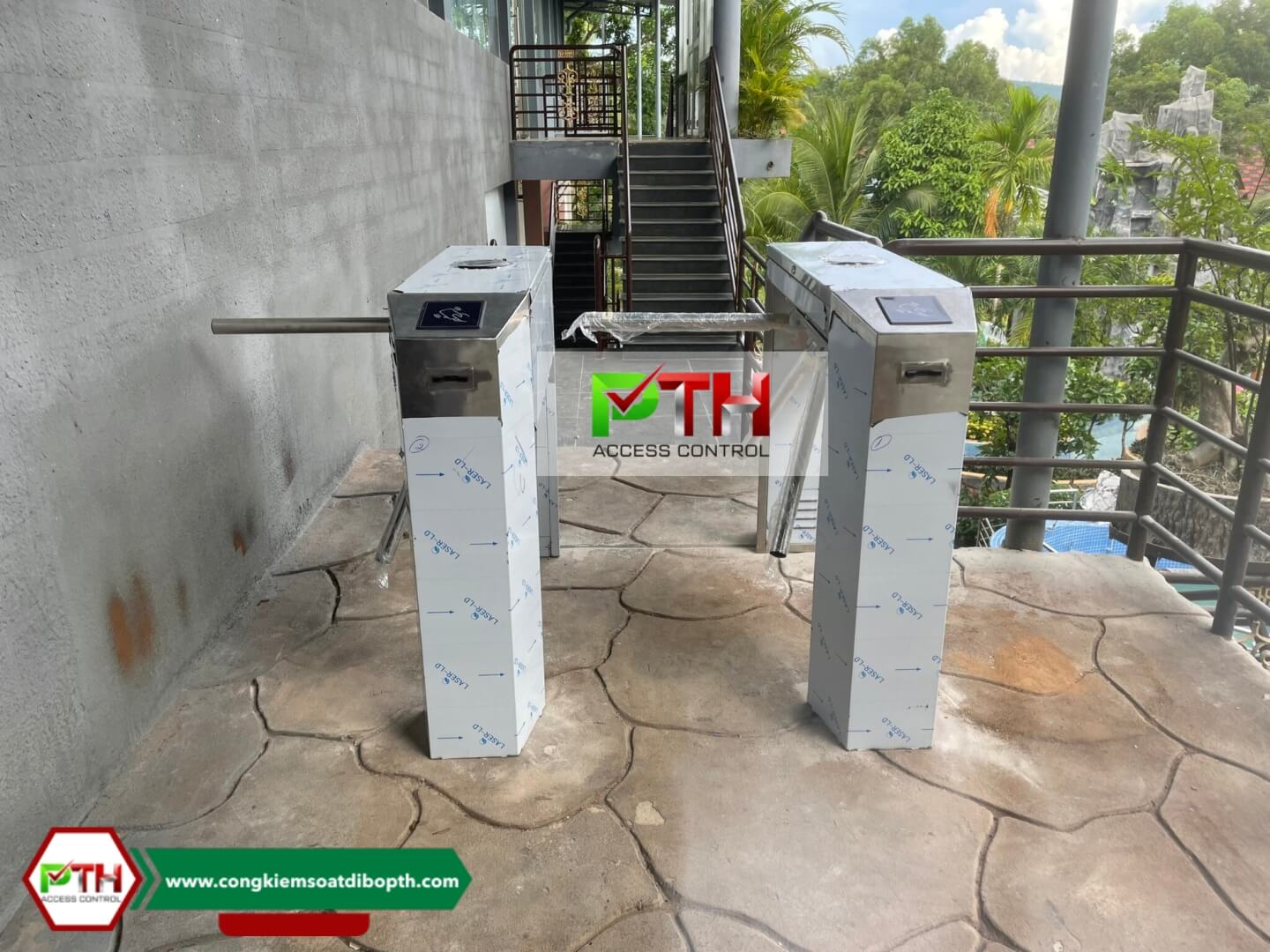 Hệ thống cổng xoay 3 càng kiểm soát ra vào sử dụng thẻ từ