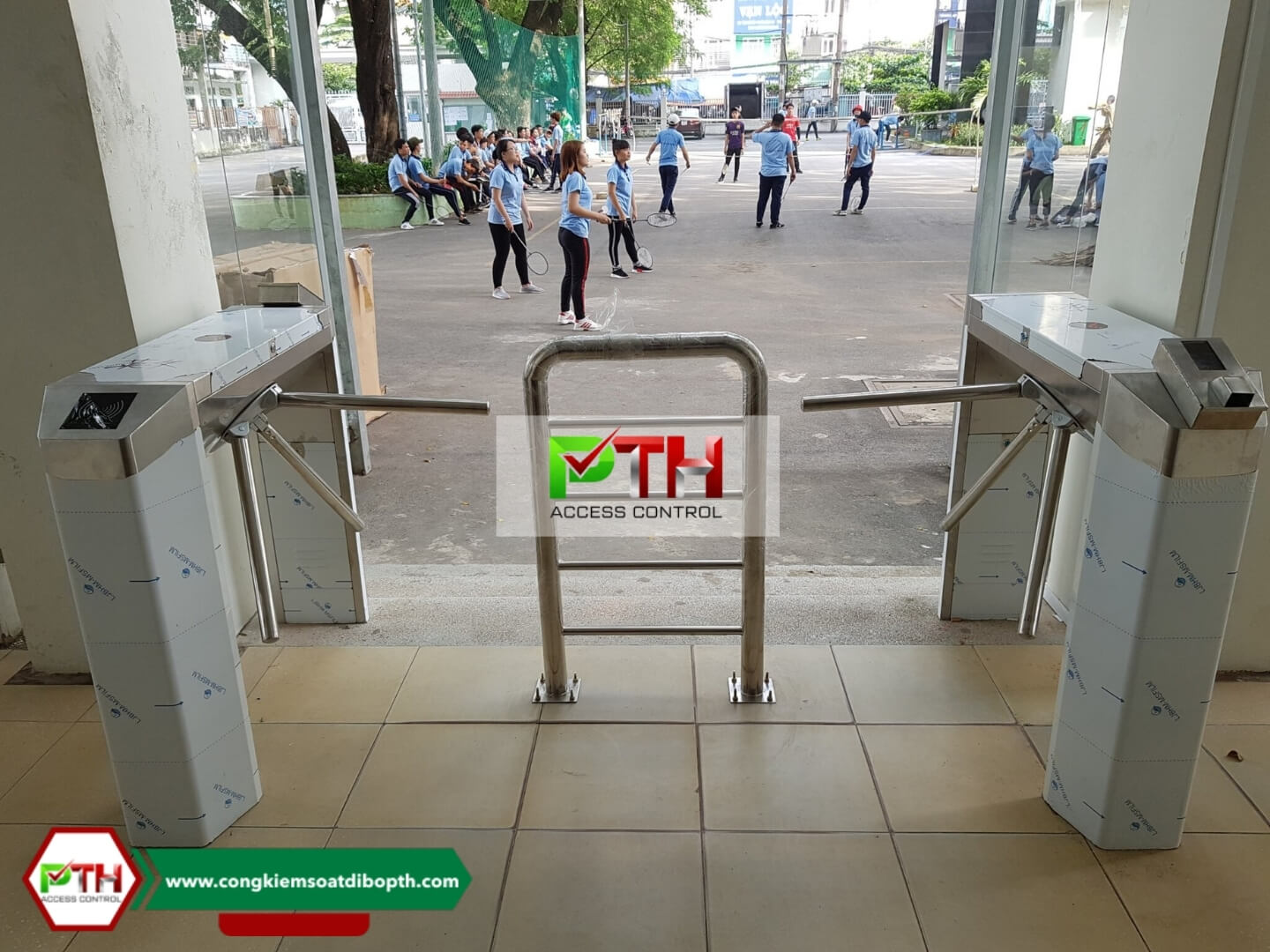 Ứng dụng cổng kiểm soát ra vào bằng vân tay tại trường học
