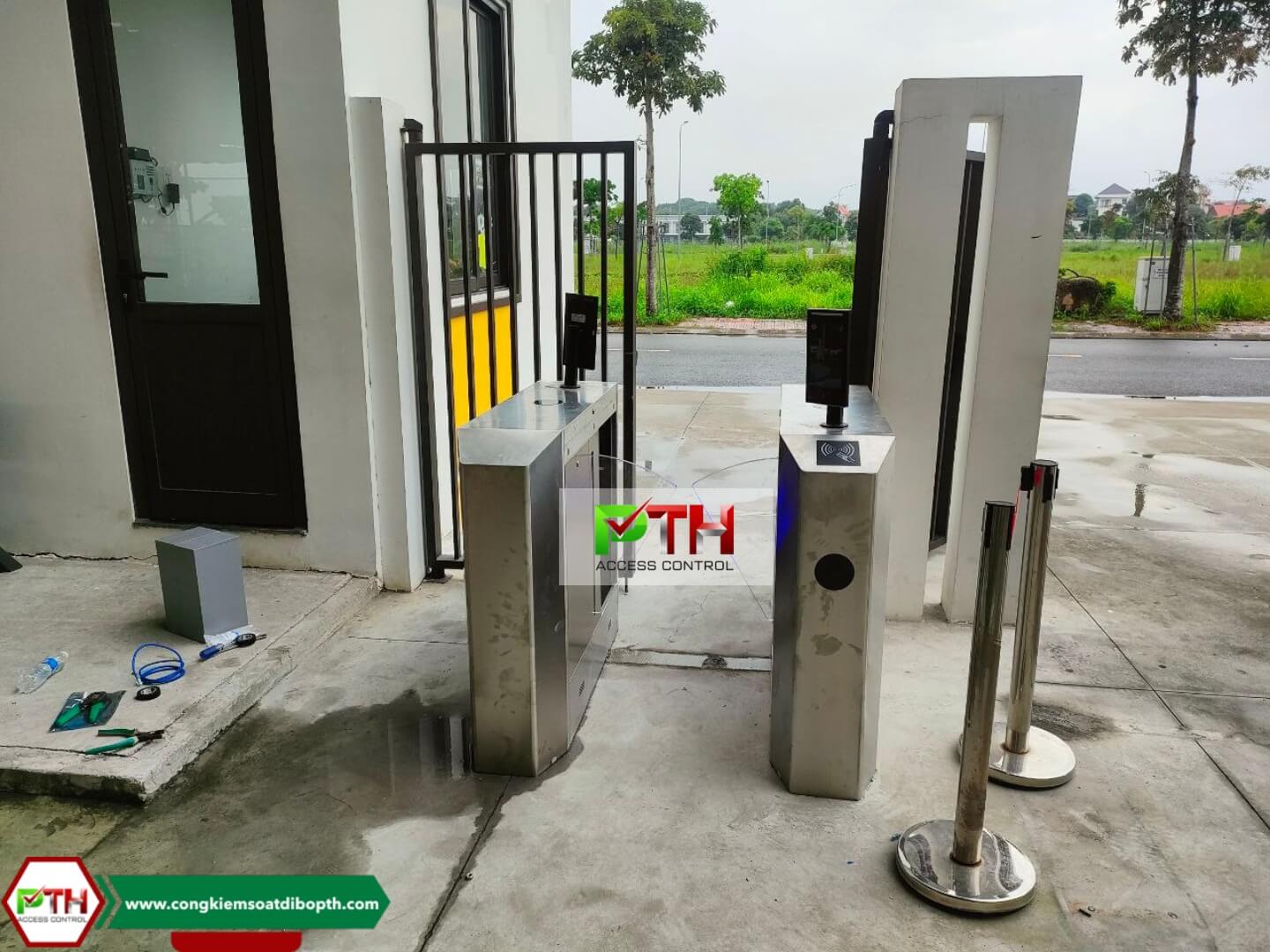 Hệ thống kiểm soát lối đi bộ sử dụng thẻ từ kết hợp nhận diện khuôn mặt