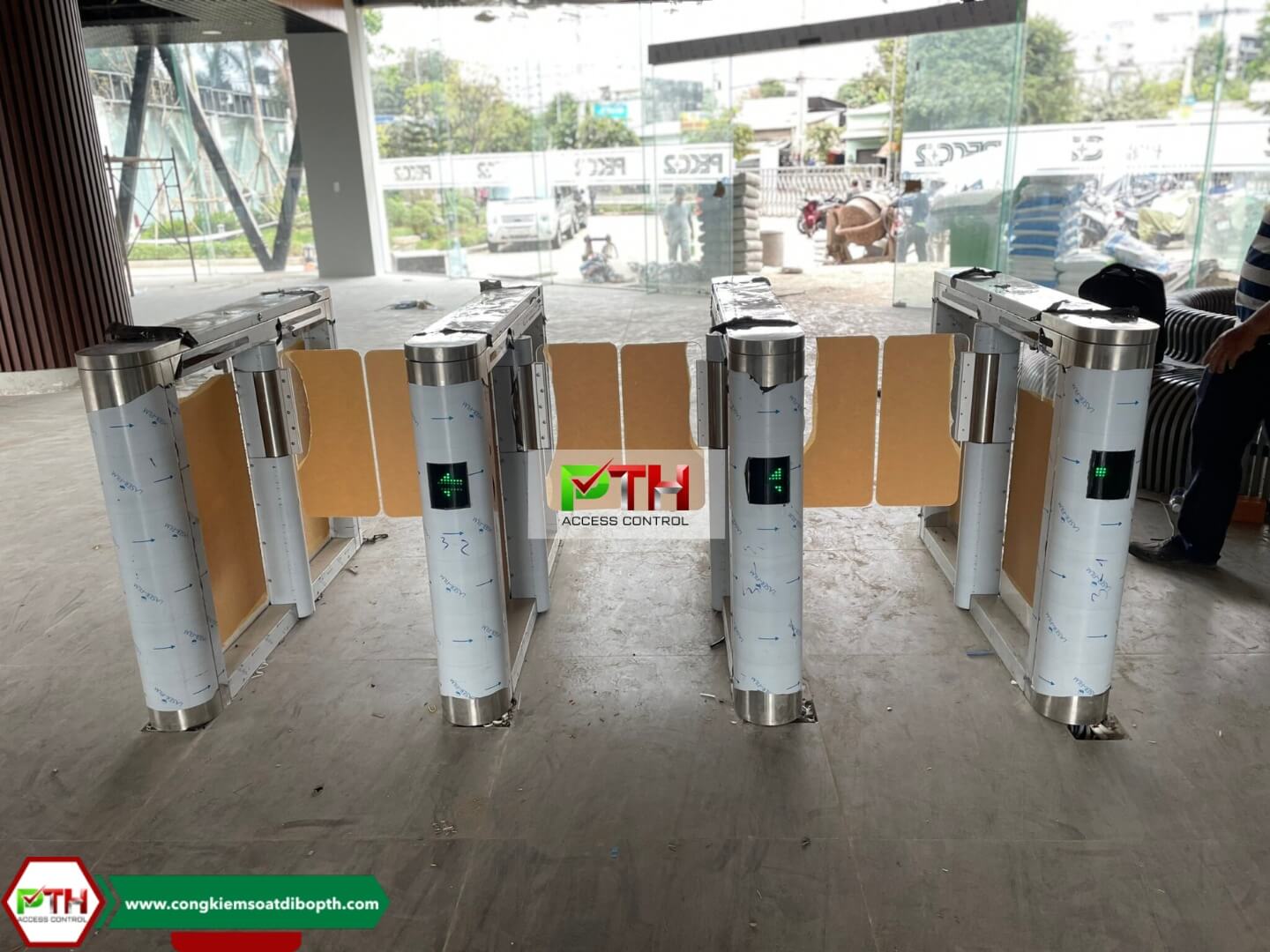 Hệ thống cổng kiểm soát ra vào tòa nhà văn phòng