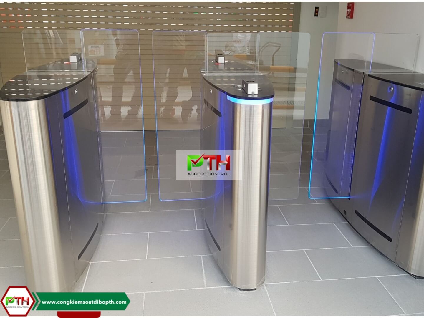 Cổng flap barrier kiểm soát người đi bộ tại tòa nhà văn phòng