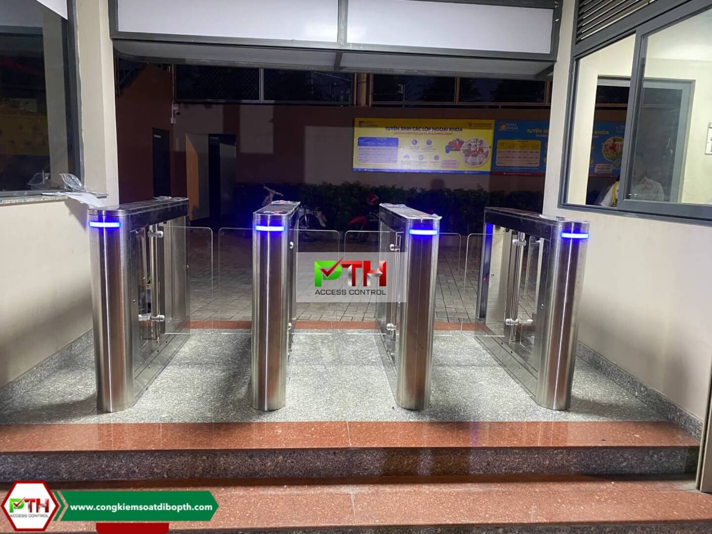 Hệ thống cổng swing barrier kiểm soát lối đi bộ tại trường học