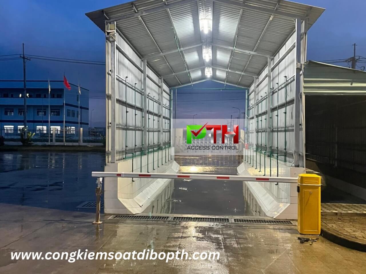 Hình 1: Công trình lắp barie kết hợp phun khử trùng tự động tại Tây Ninh