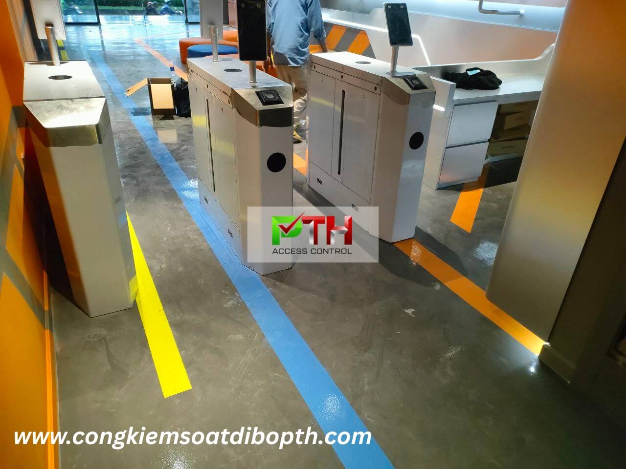 Hình 2: Công trình lắp cổng flap barrier kiểm soát ra vào tại Quận 2 