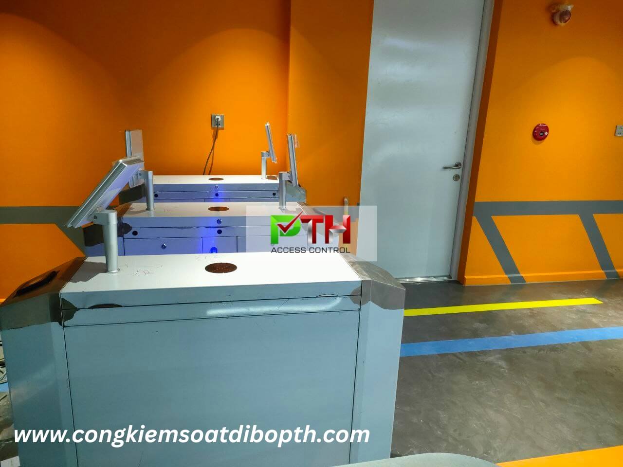 Hình 4: Công trình lắp cổng flap barrier kiểm soát ra vào tại Quận 2 