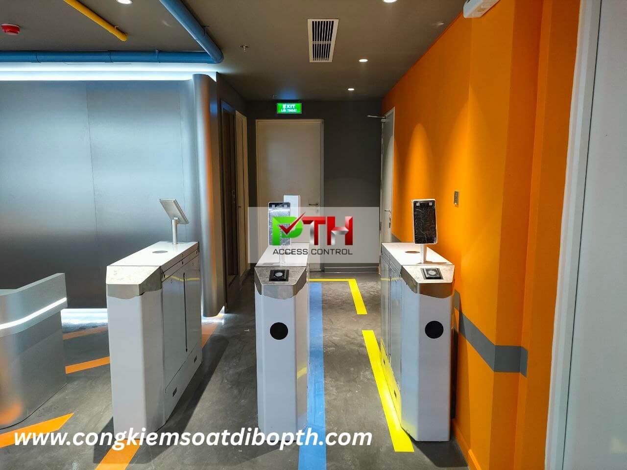 Hình 1: Công trình lắp cổng flap barrier kiểm soát ra vào tại Quận 2 