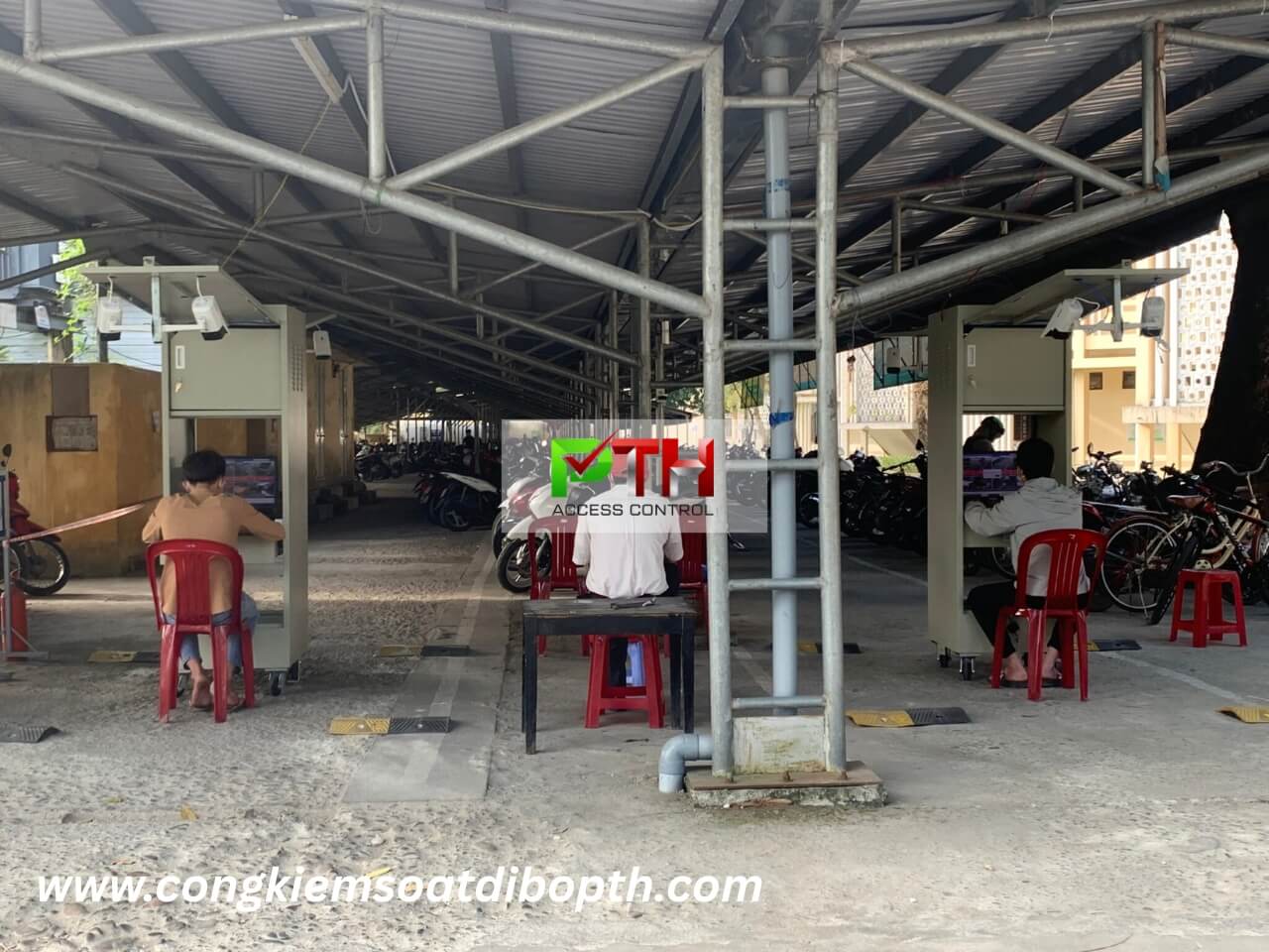 Hình 1: Công trình lắp máy giữ xe di dộng tại Huế