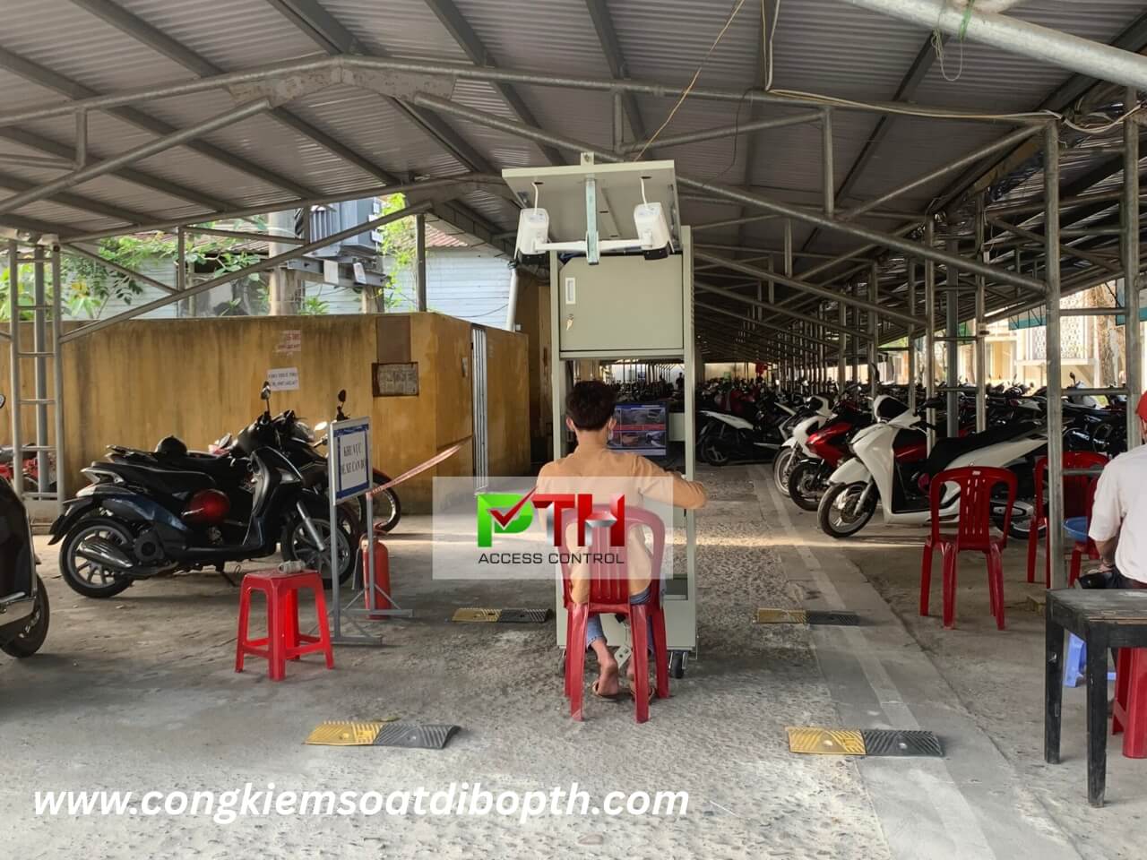 Hình 2: Công trình lắp máy giữ xe di dộng tại Huế