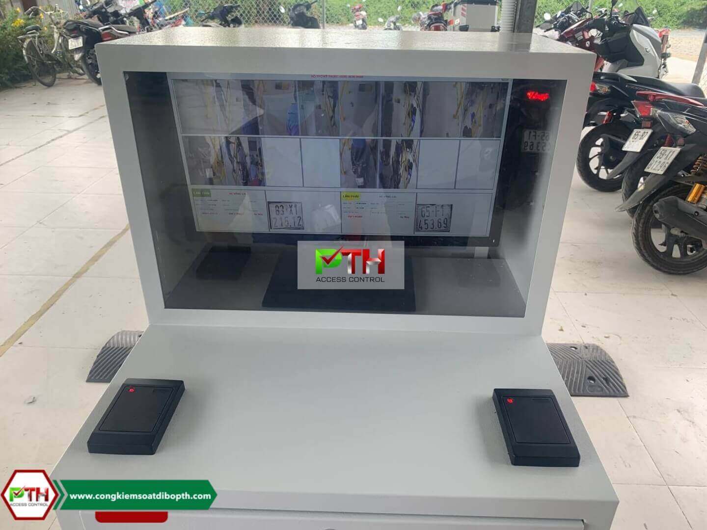 Máy kiểm soát xe ra vào bằng thẻ từ