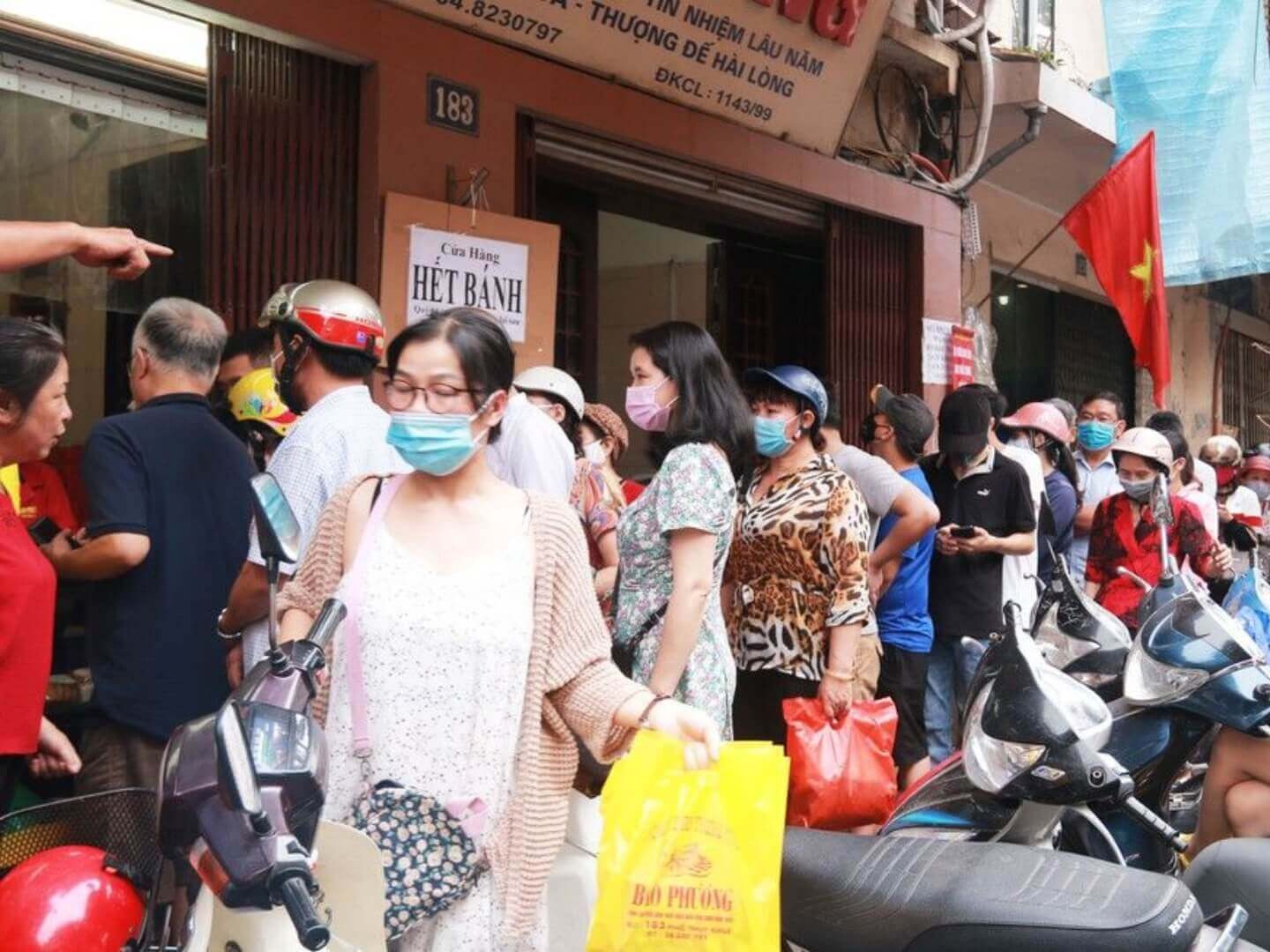 Tình trạng ùn tắc khi soát vé truyền thống