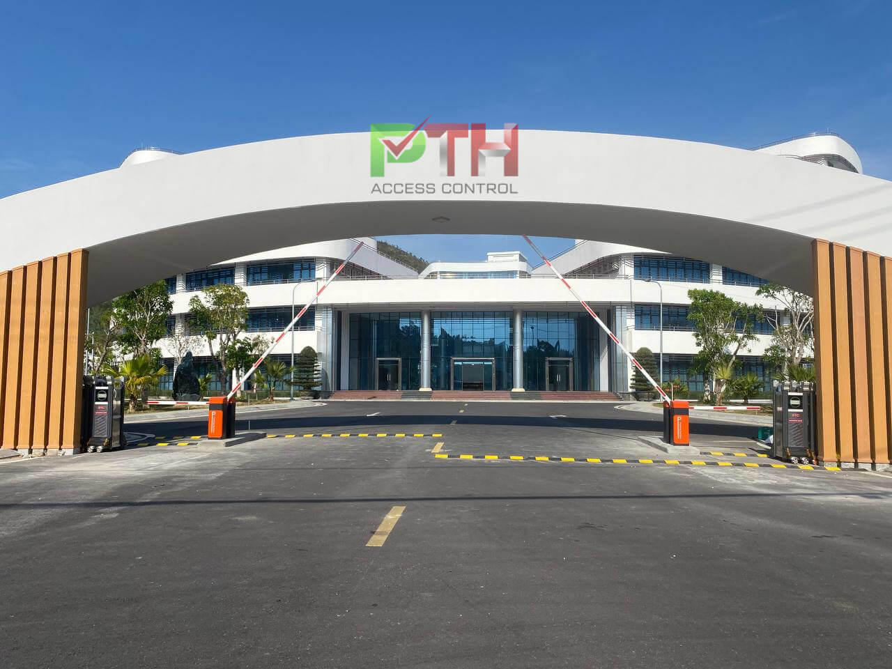 Barie tự động kiểm so&aacute;t xe ra v&agrave;o