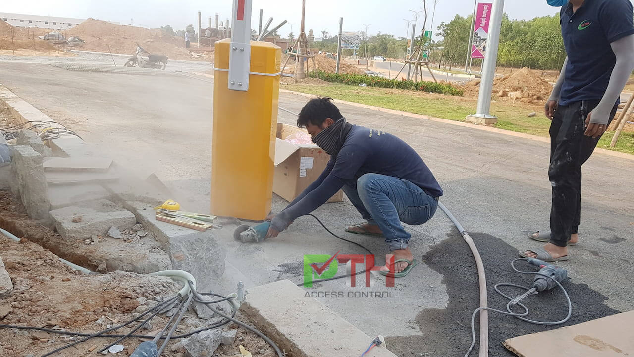Cắt nền móng đường để thi công barie tự động Cắt nền móng đường để thi công barie tự động